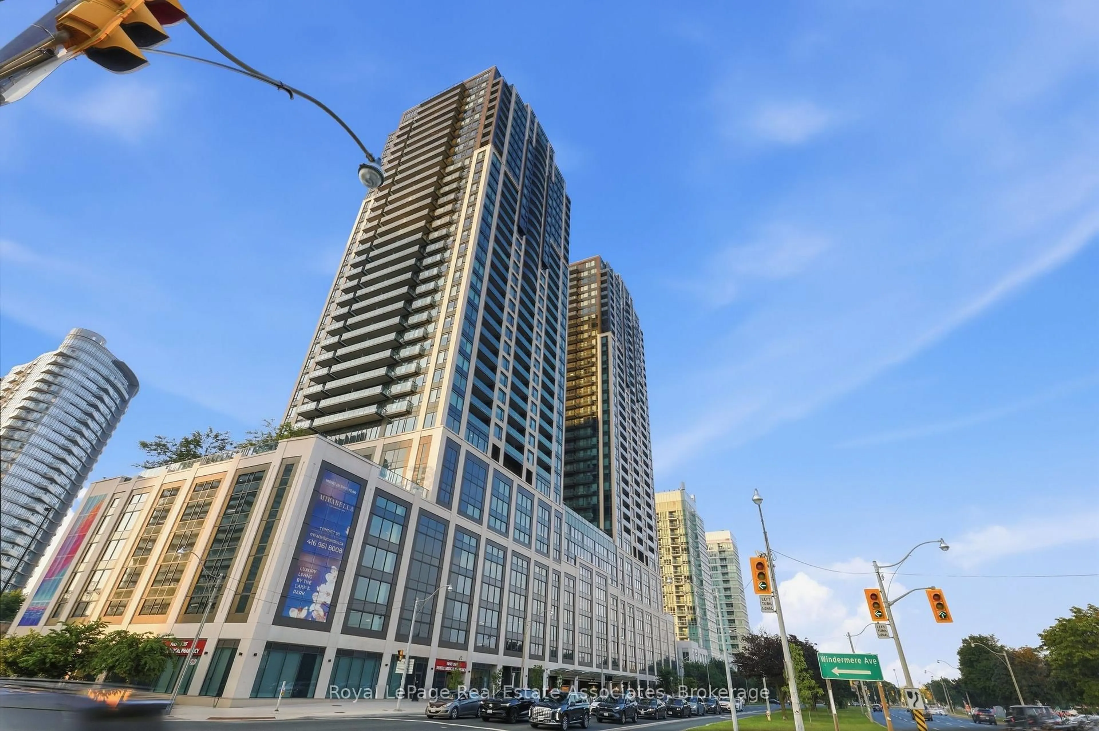 Indoor foyer for 1926 Lake Shore Blvd #3310, Toronto Ontario M6S 1A1