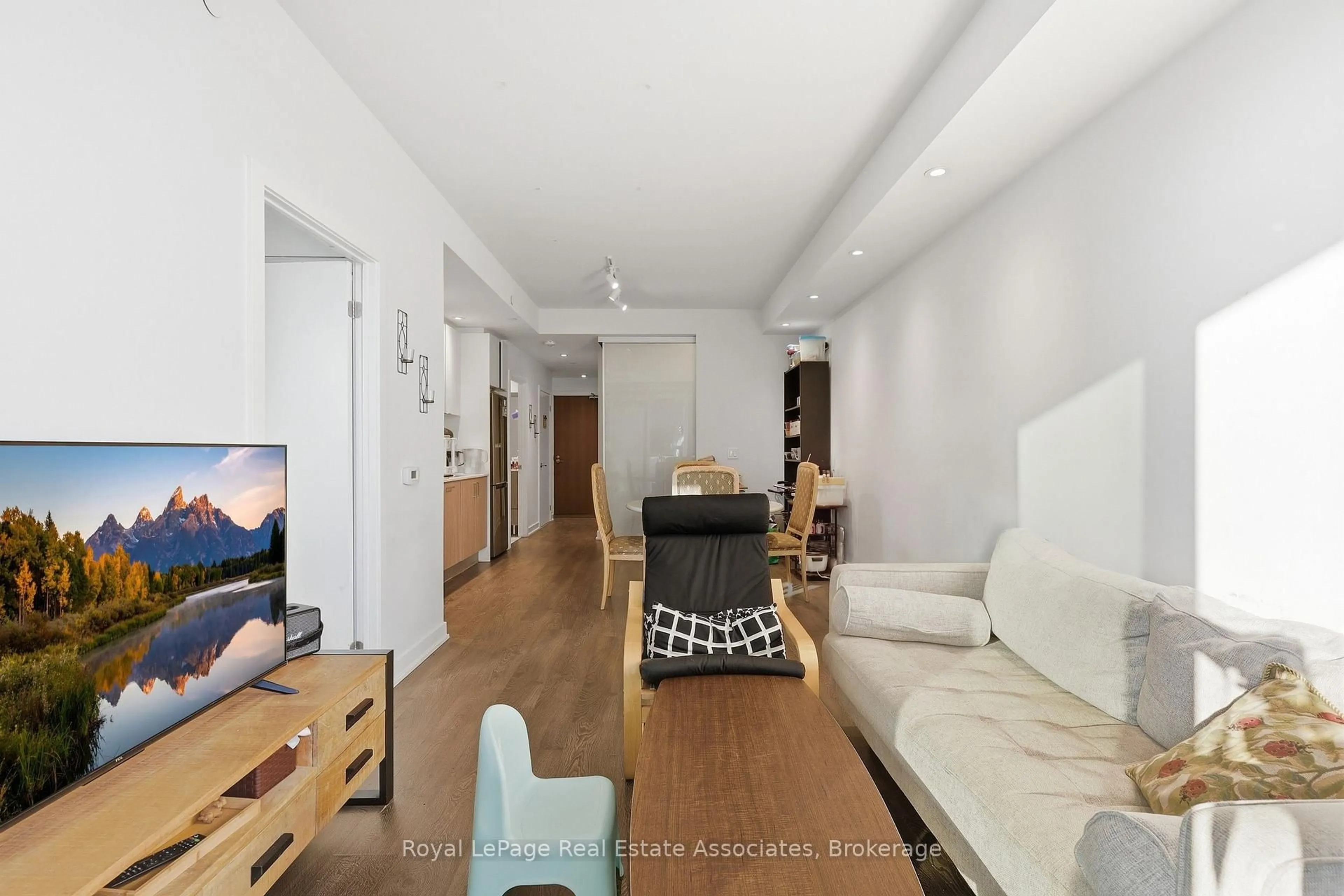 Living room with furniture, wood/laminate floor for 1926 Lake Shore Blvd #3310, Toronto Ontario M6S 1A1