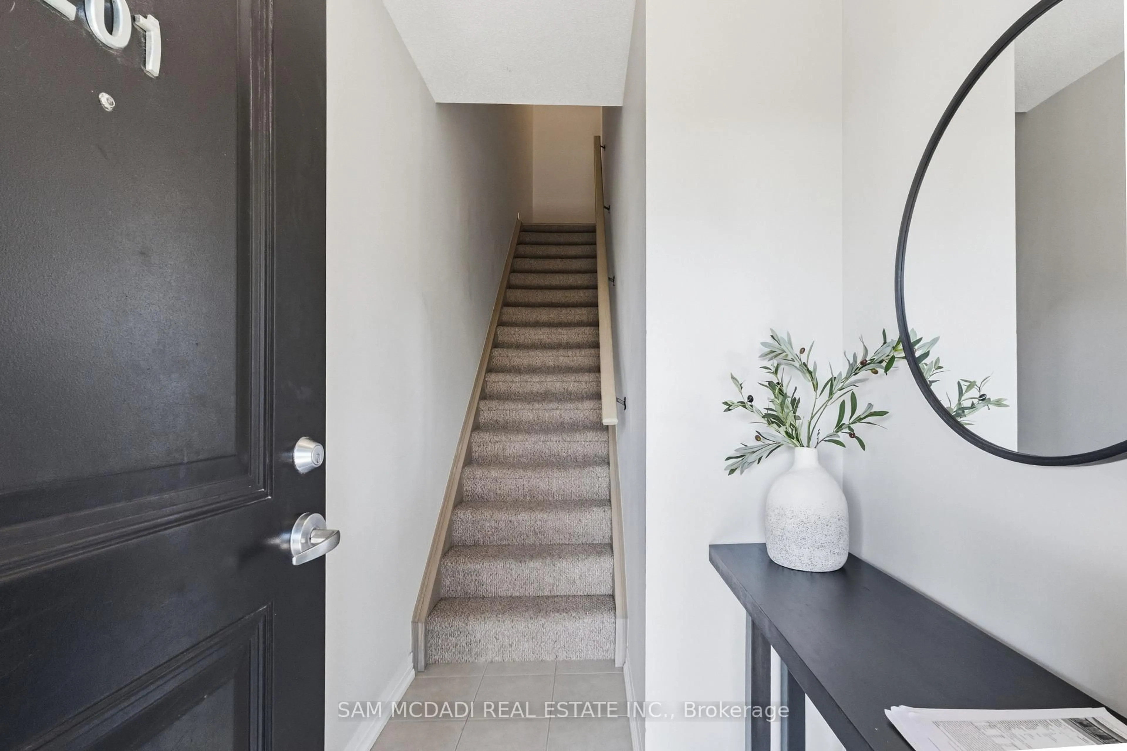 Indoor entryway for 1208 Main St #201, Milton Ontario L9T 9K7