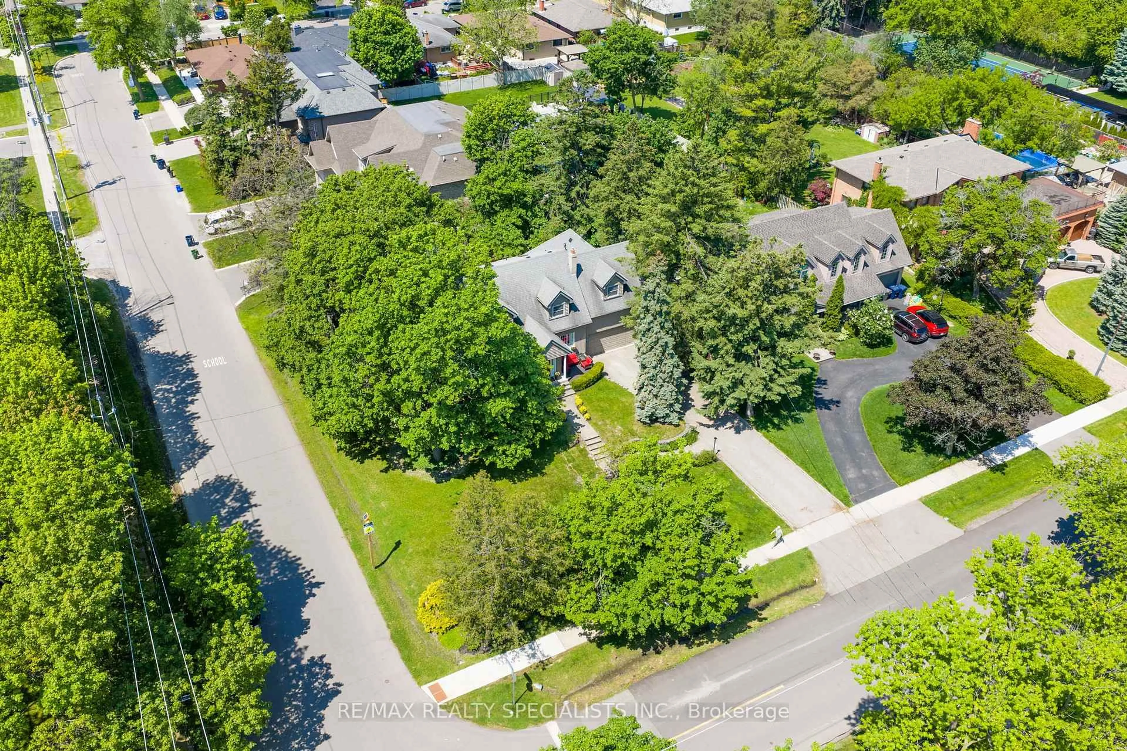 A pic from outside/outdoor area/front of a property/back of a property/a pic from drone, street for 78 Meadowbank Rd, Toronto Ontario M9B 5C9