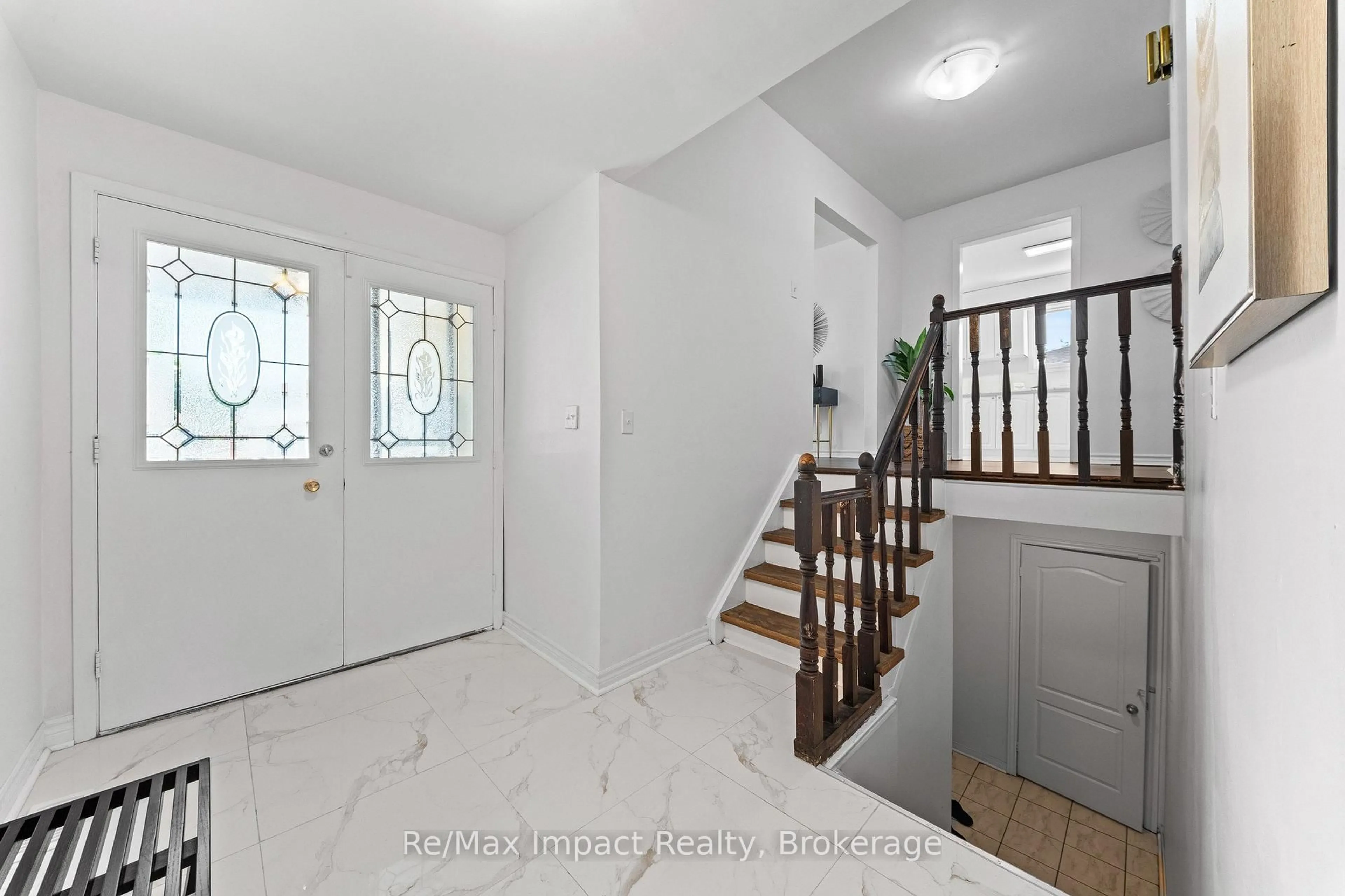Indoor entryway for 3874 Brandon Gate Dr, Mississauga Ontario L4T 3N6