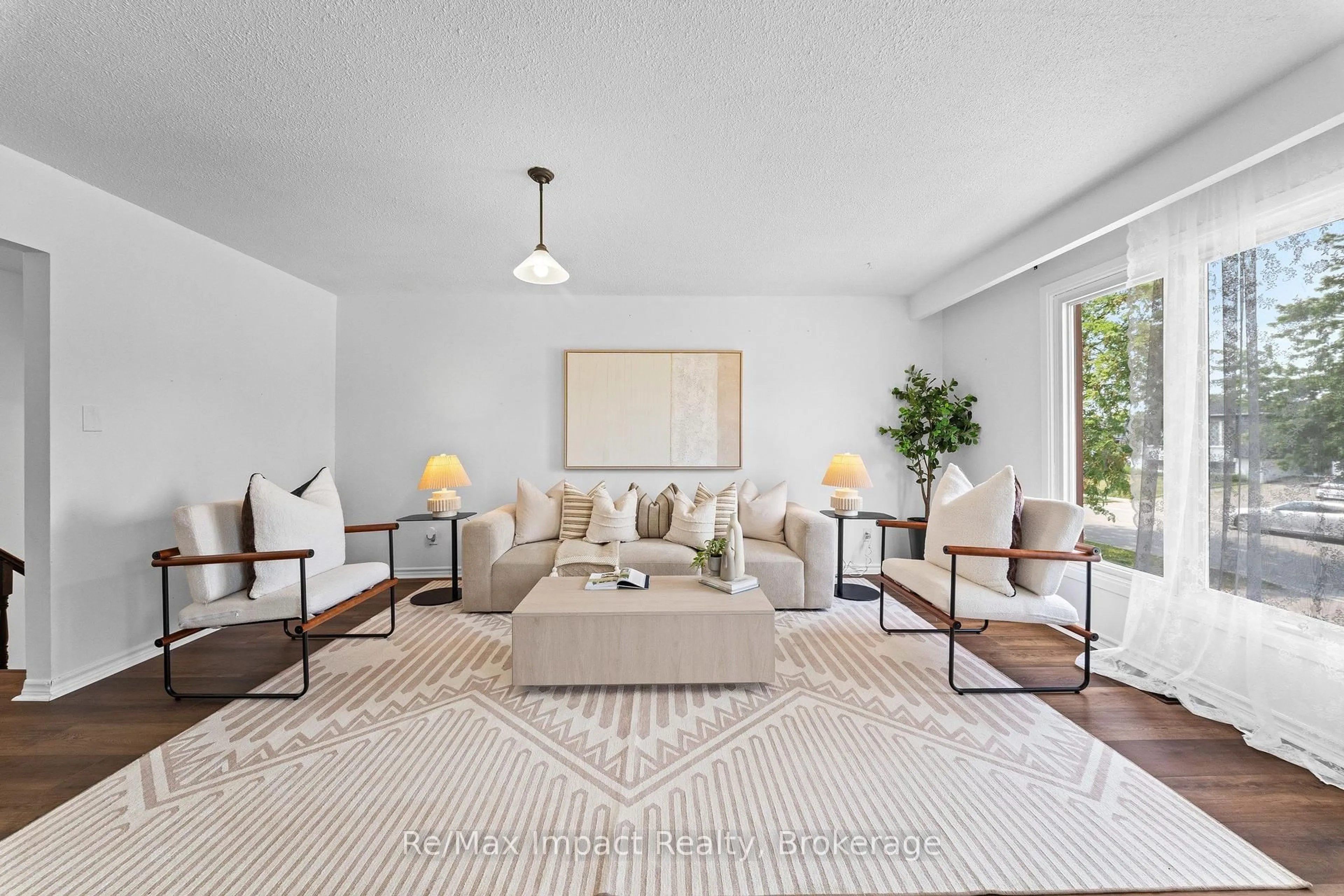 Living room with furniture, carpet floor for 3874 Brandon Gate Dr, Mississauga Ontario L4T 3N6