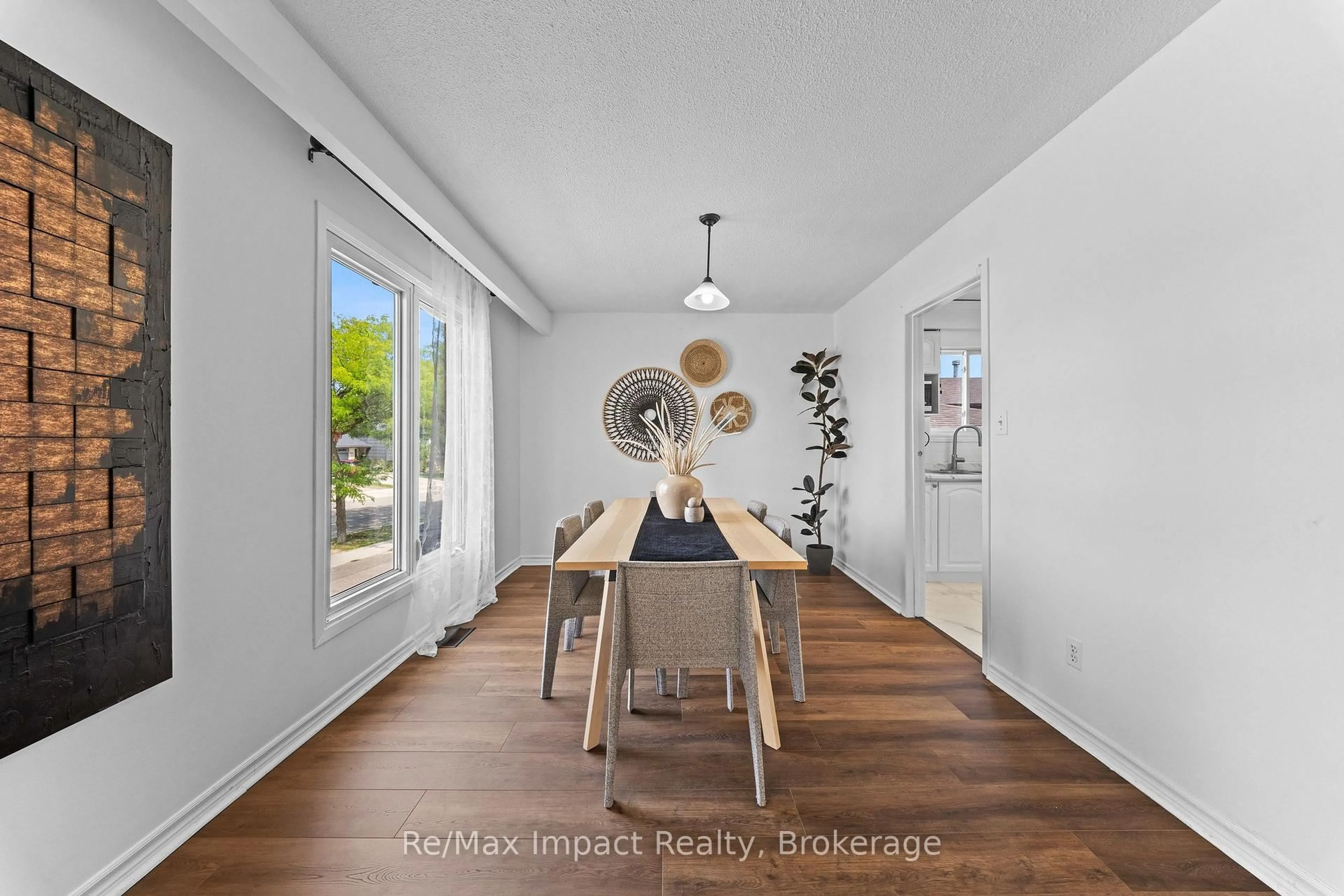Dining room, wood/laminate floor for 3874 Brandon Gate Dr, Mississauga Ontario L4T 3N6