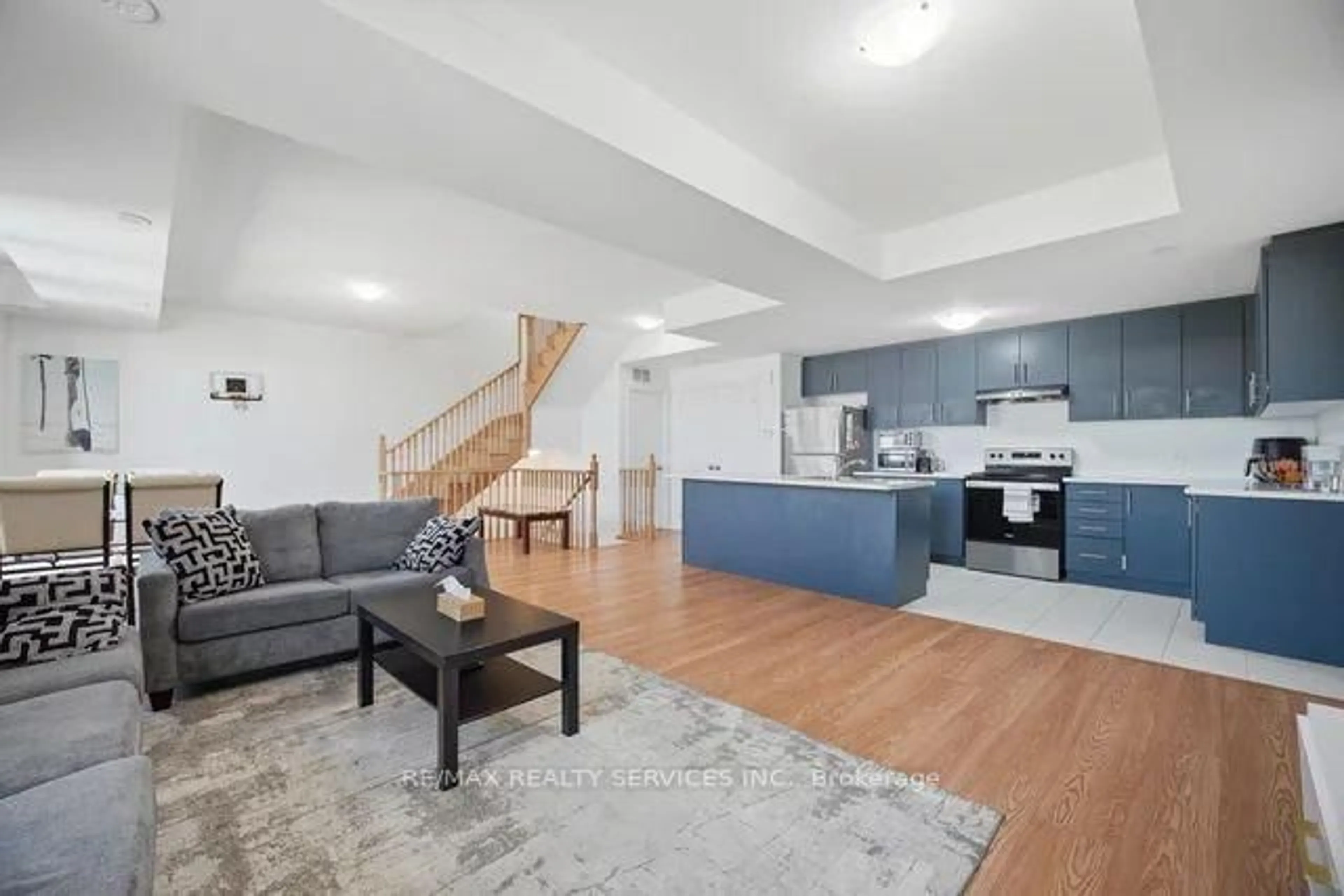 Open concept kitchen, unknown for 417 Dougall Ave #14, Caledon Ontario L7C 4L5