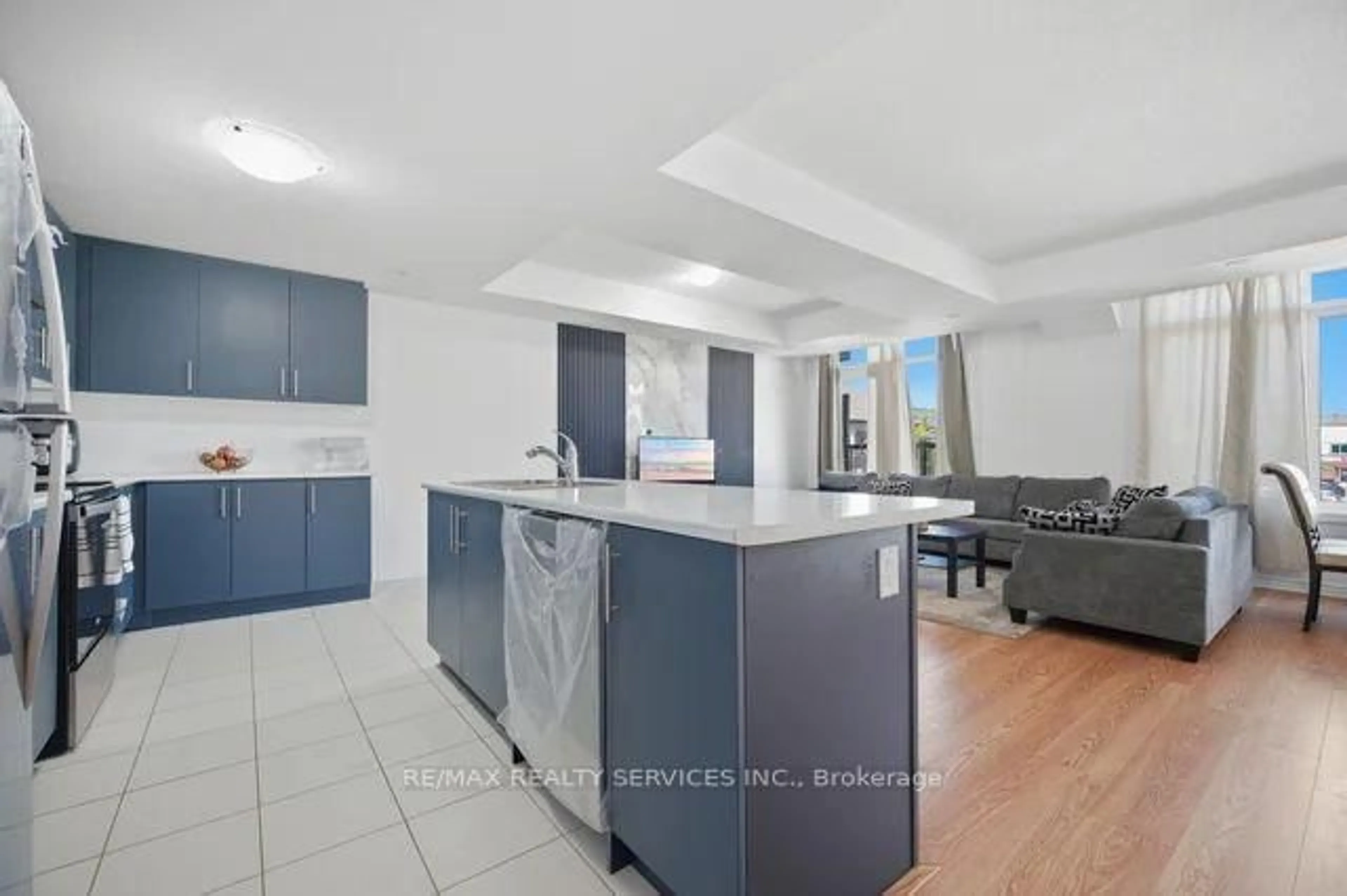 Open concept kitchen, unknown for 417 Dougall Ave #14, Caledon Ontario L7C 4L5