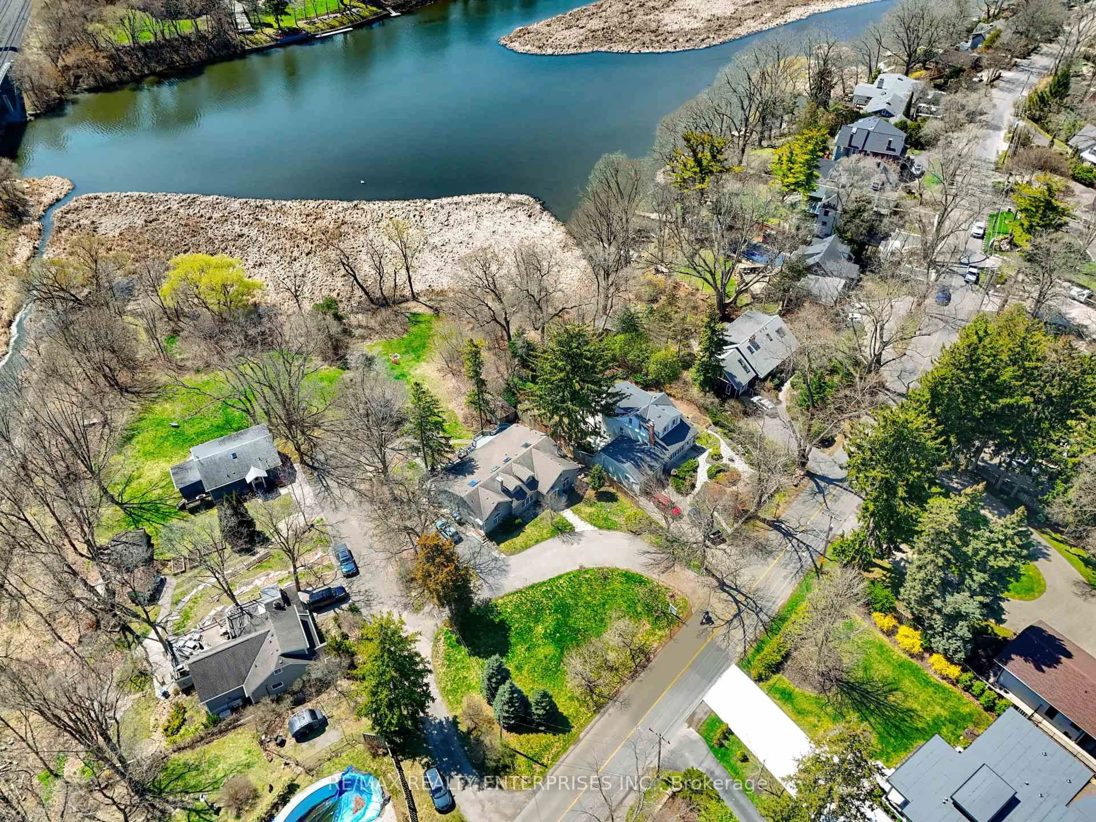 A pic from outside/outdoor area/front of a property/back of a property/a pic from drone, water/lake/river/ocean view for 1168 Stavebank Rd, Mississauga Ontario L5G 2V2