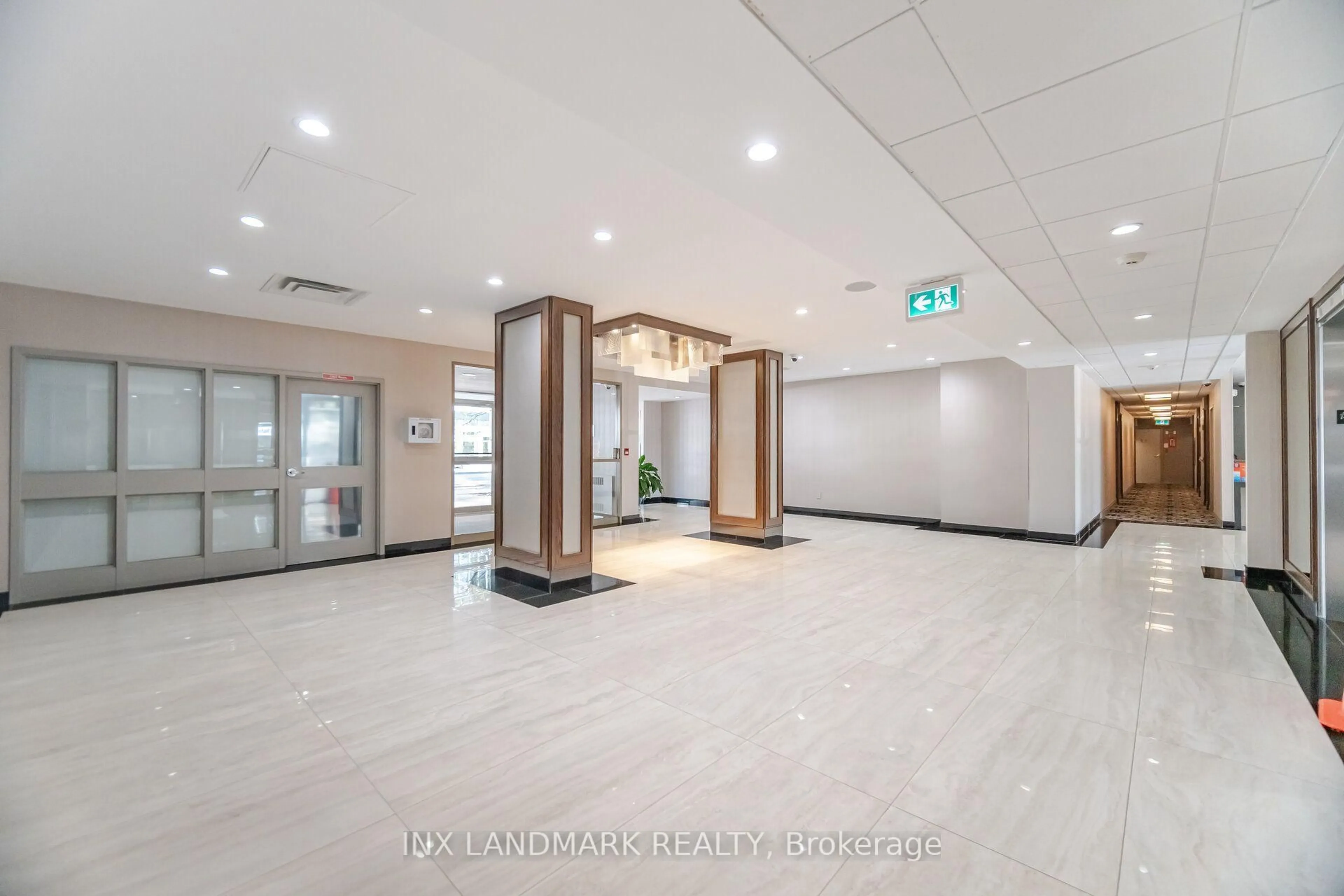 Indoor foyer for 330 Rathburn Rd #2008, Mississauga Ontario L5B 3Y1