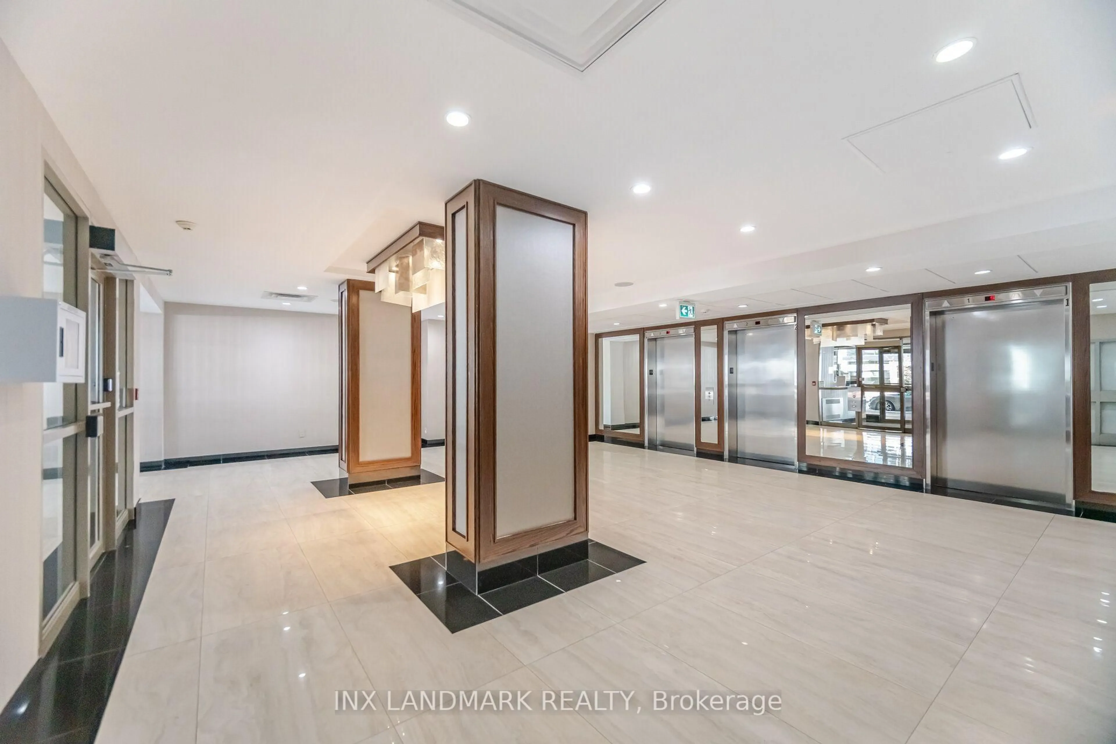 Indoor foyer for 330 Rathburn Rd #2008, Mississauga Ontario L5B 3Y1