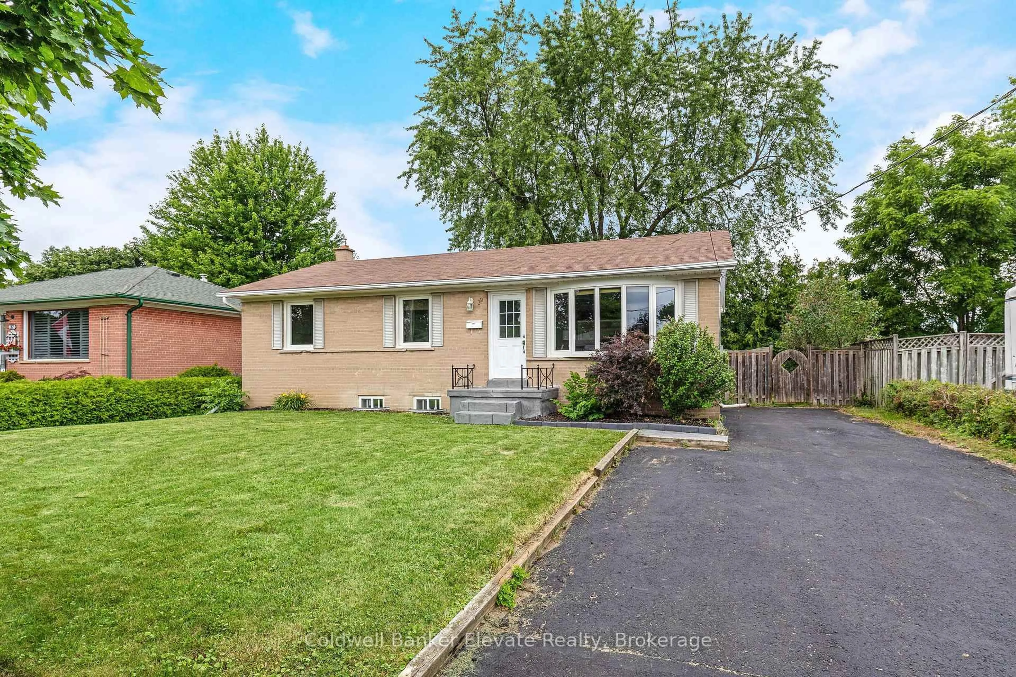 Home with vinyl exterior material, street for 39 McGilvray Cres, Halton Hills Ontario L7G 1L7