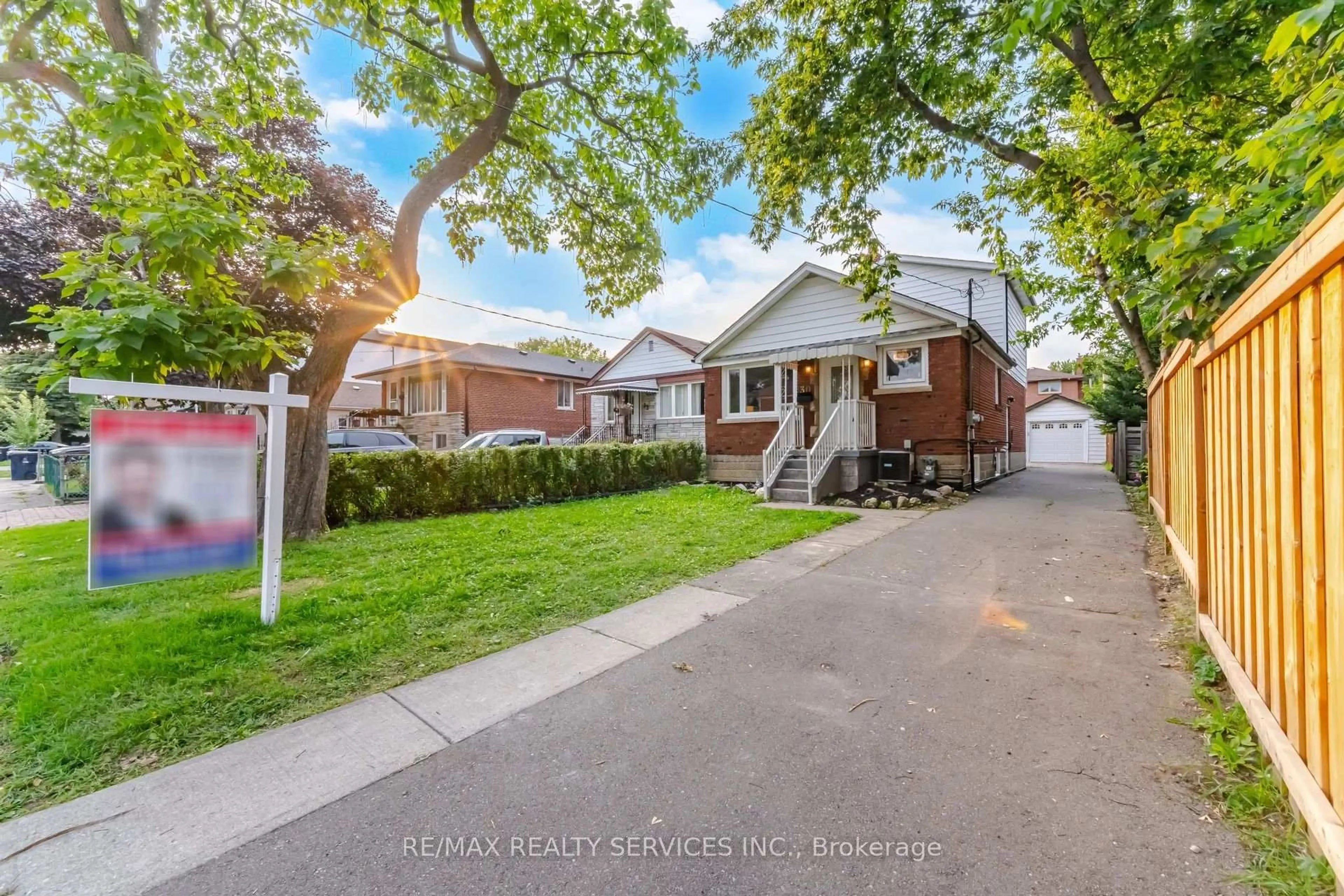 A pic from outside/outdoor area/front of a property/back of a property/a pic from drone, street for 30 Elder Ave, Toronto Ontario M8W 1S4