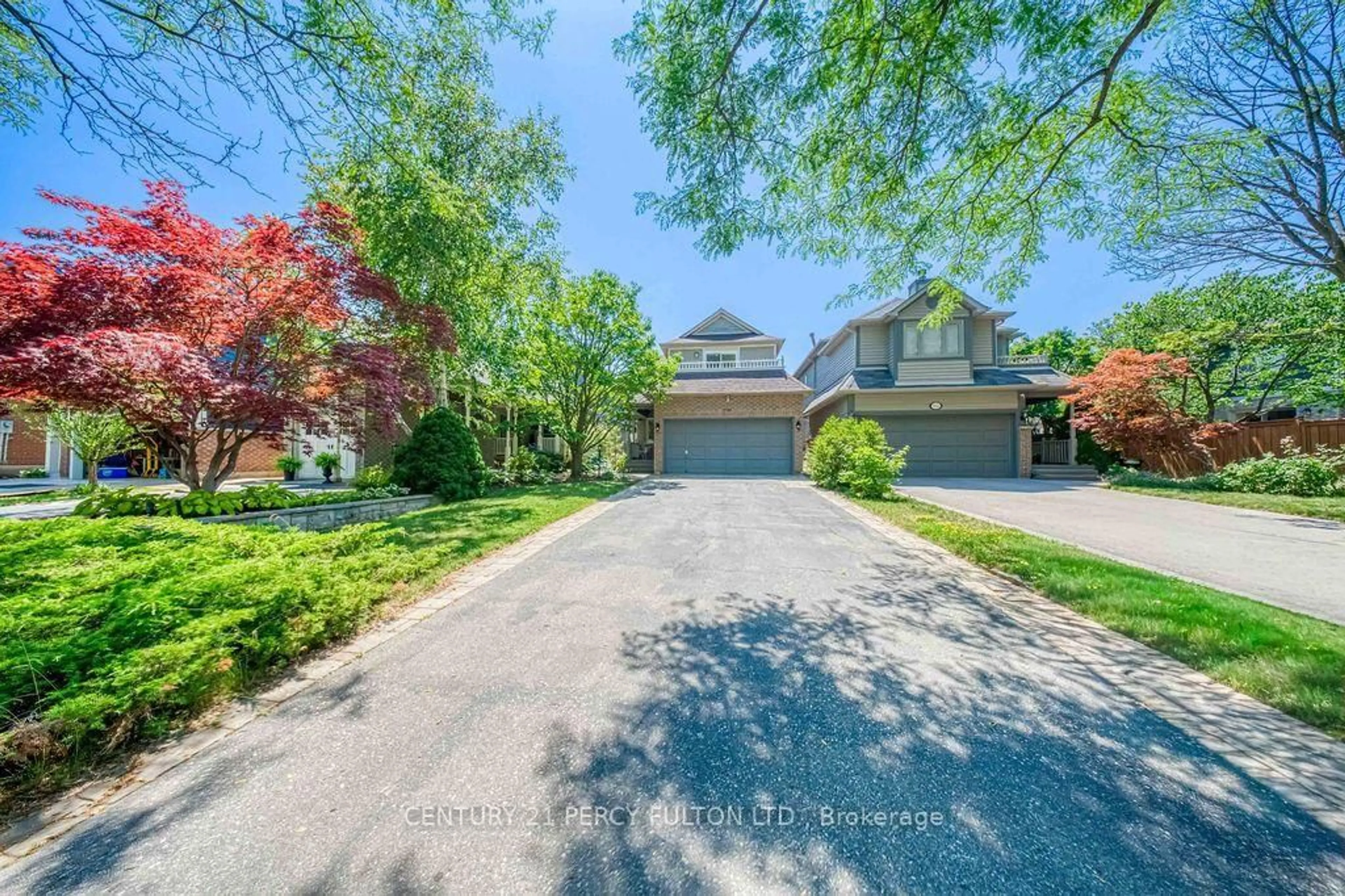 A pic from outside/outdoor area/front of a property/back of a property/a pic from drone, street for 5522 Holbrook Rd, Mississauga Ontario L5M 5G4