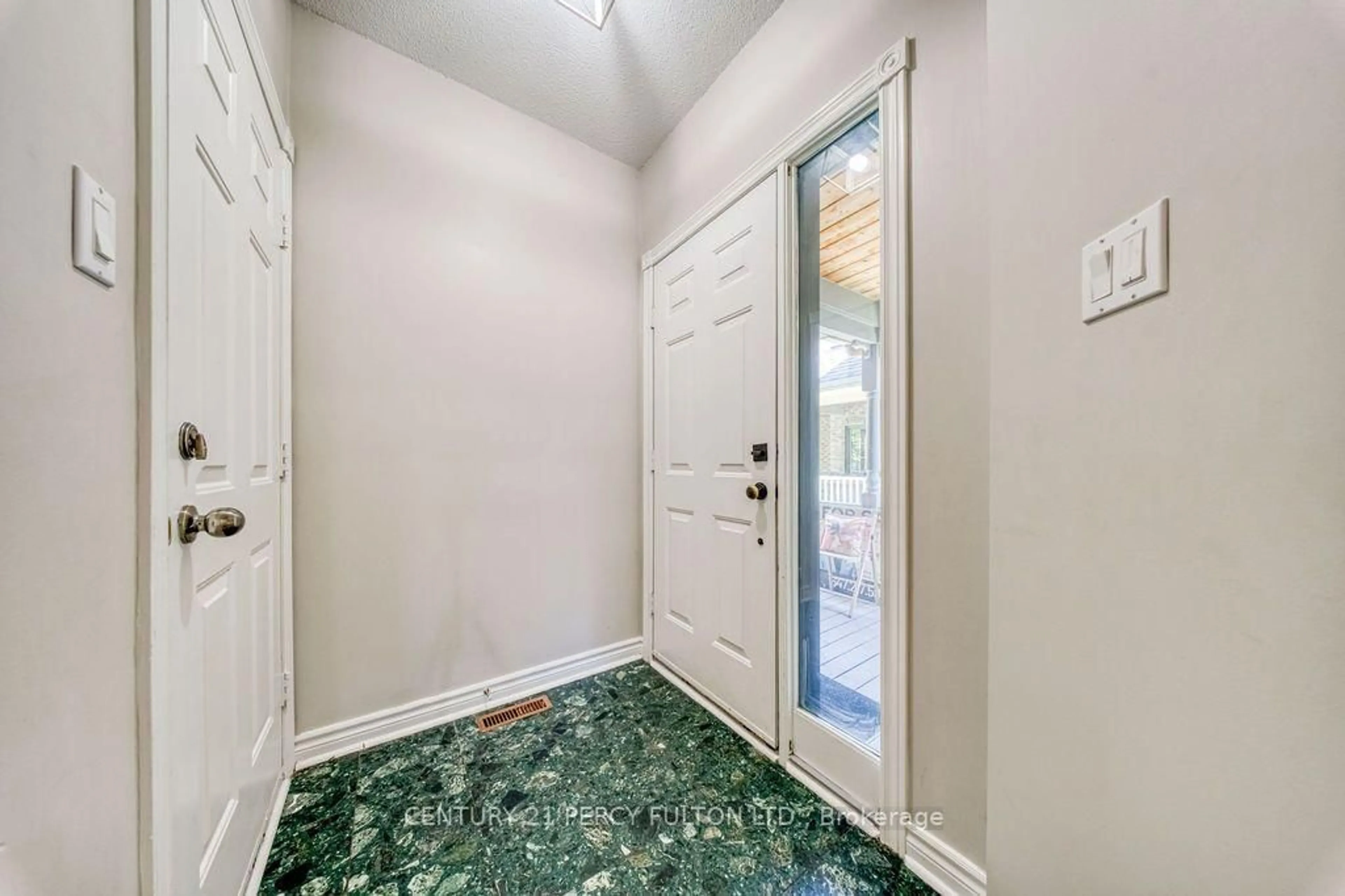 Indoor entryway for 5522 Holbrook Rd, Mississauga Ontario L5M 5G4