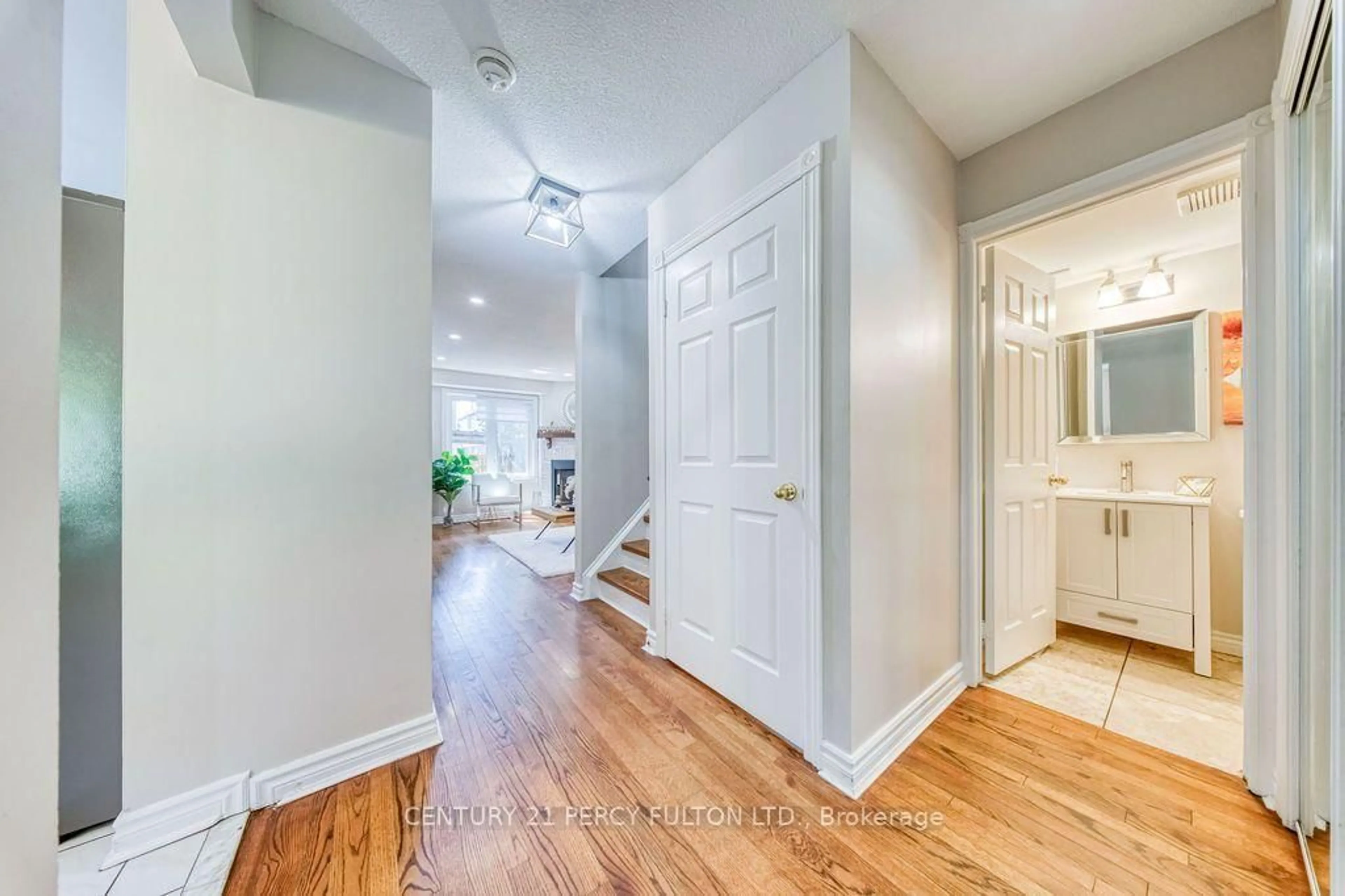 Indoor entryway for 5522 Holbrook Rd, Mississauga Ontario L5M 5G4