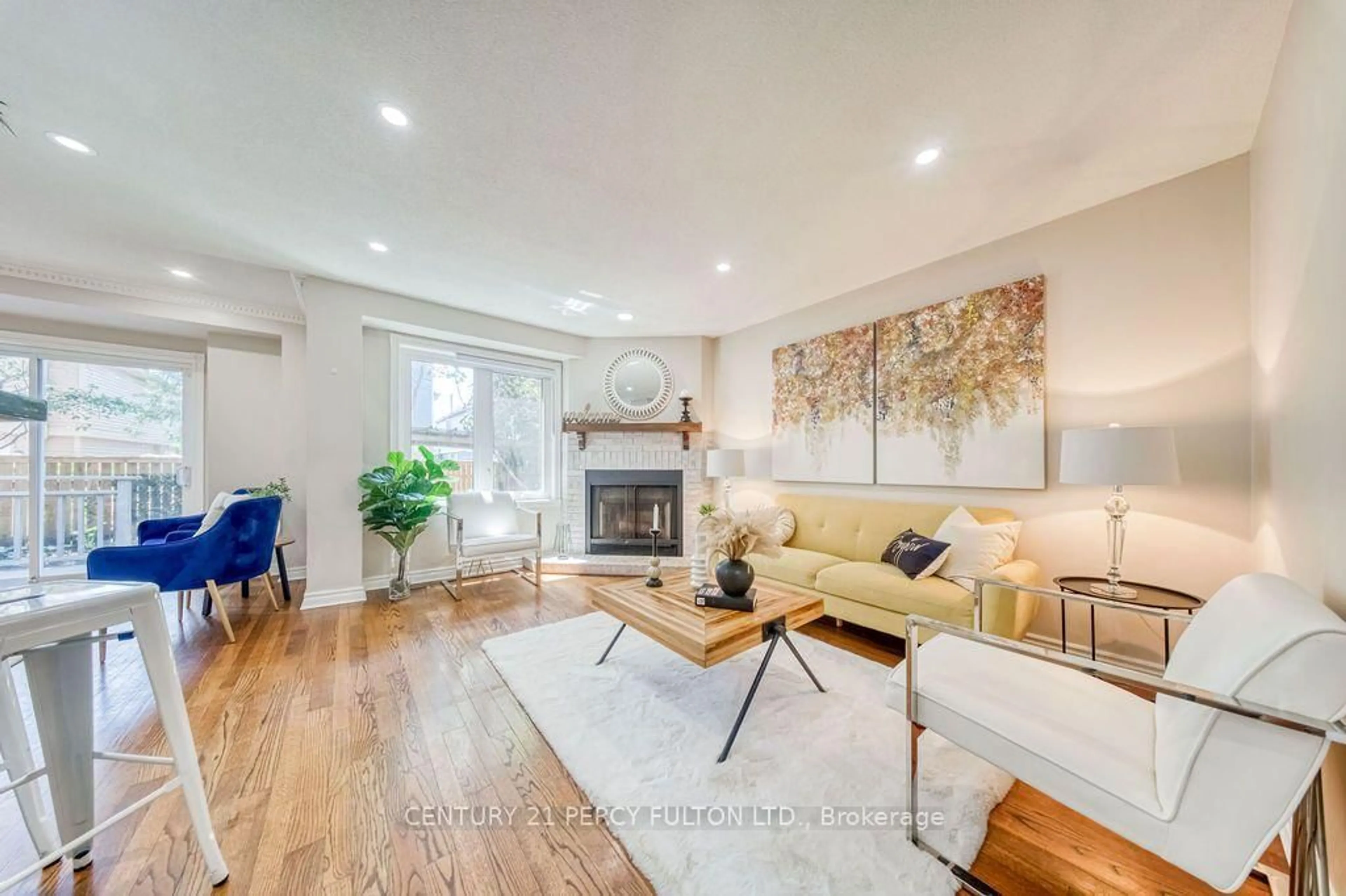 Living room with furniture, wood/laminate floor for 5522 Holbrook Rd, Mississauga Ontario L5M 5G4