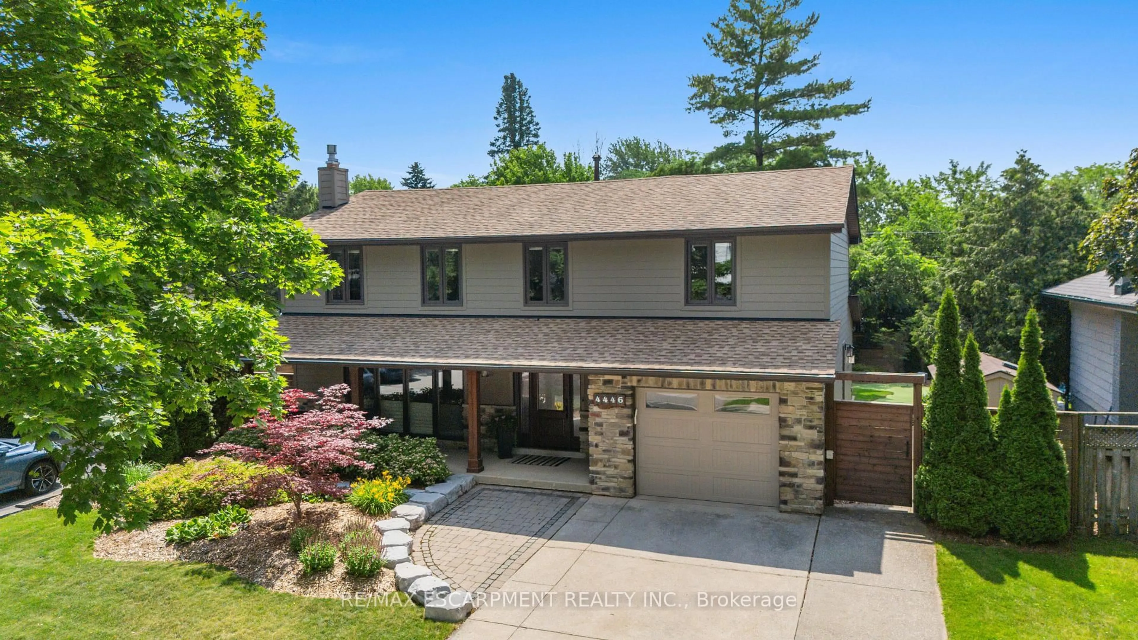 A pic from outside/outdoor area/front of a property/back of a property/a pic from drone, unknown for 4446 Rogers Rd, Burlington Ontario L7L 1S3