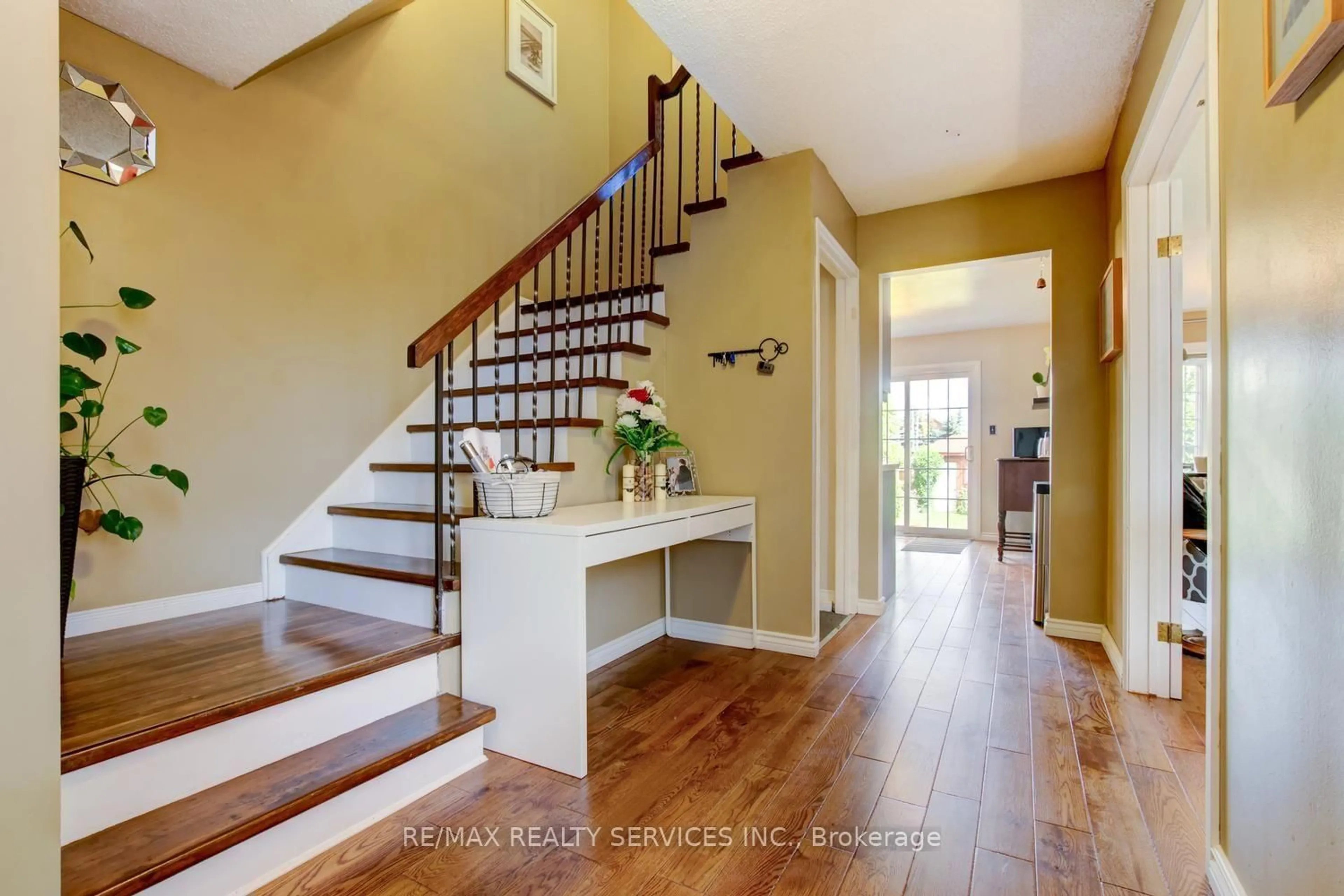 Indoor entryway for 16 Cavalier Crt, Brampton Ontario L6V 3K6