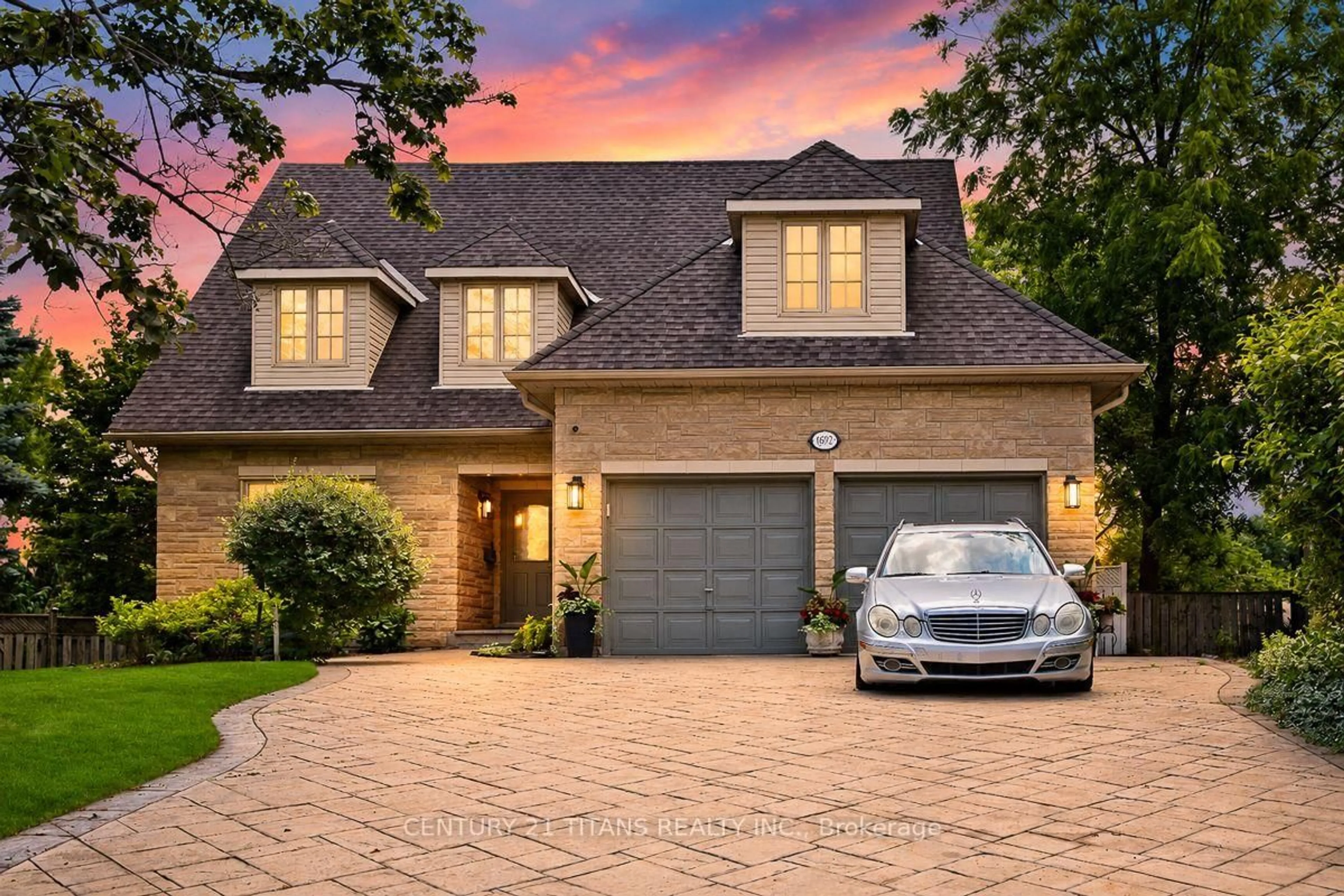 Home with brick exterior material, street for 1692 Baymill Crt, Mississauga Ontario L5M 4M5