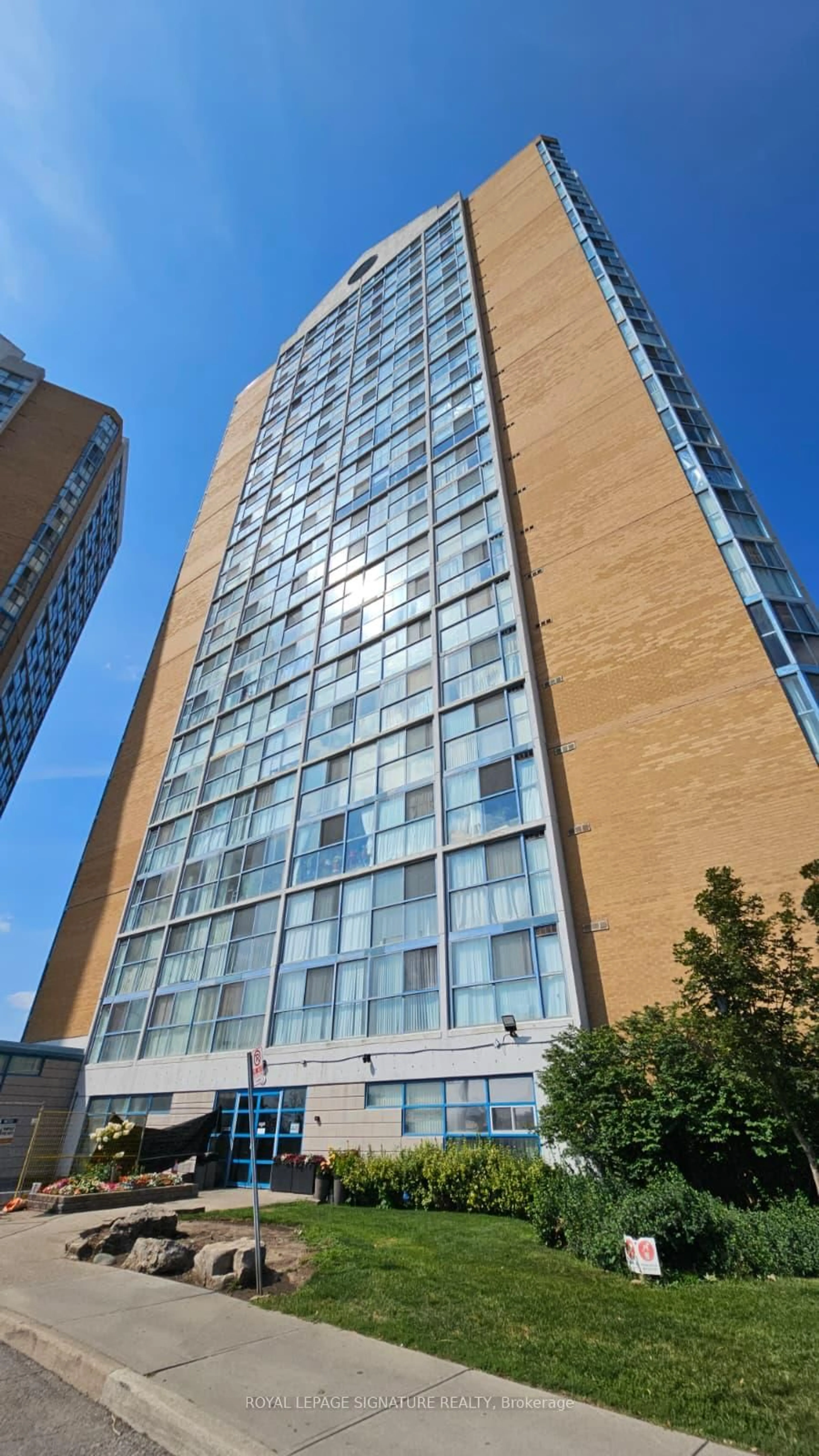 Indoor foyer for 35 Trailwood Dr #2117, Mississauga Ontario L4Z 3L6