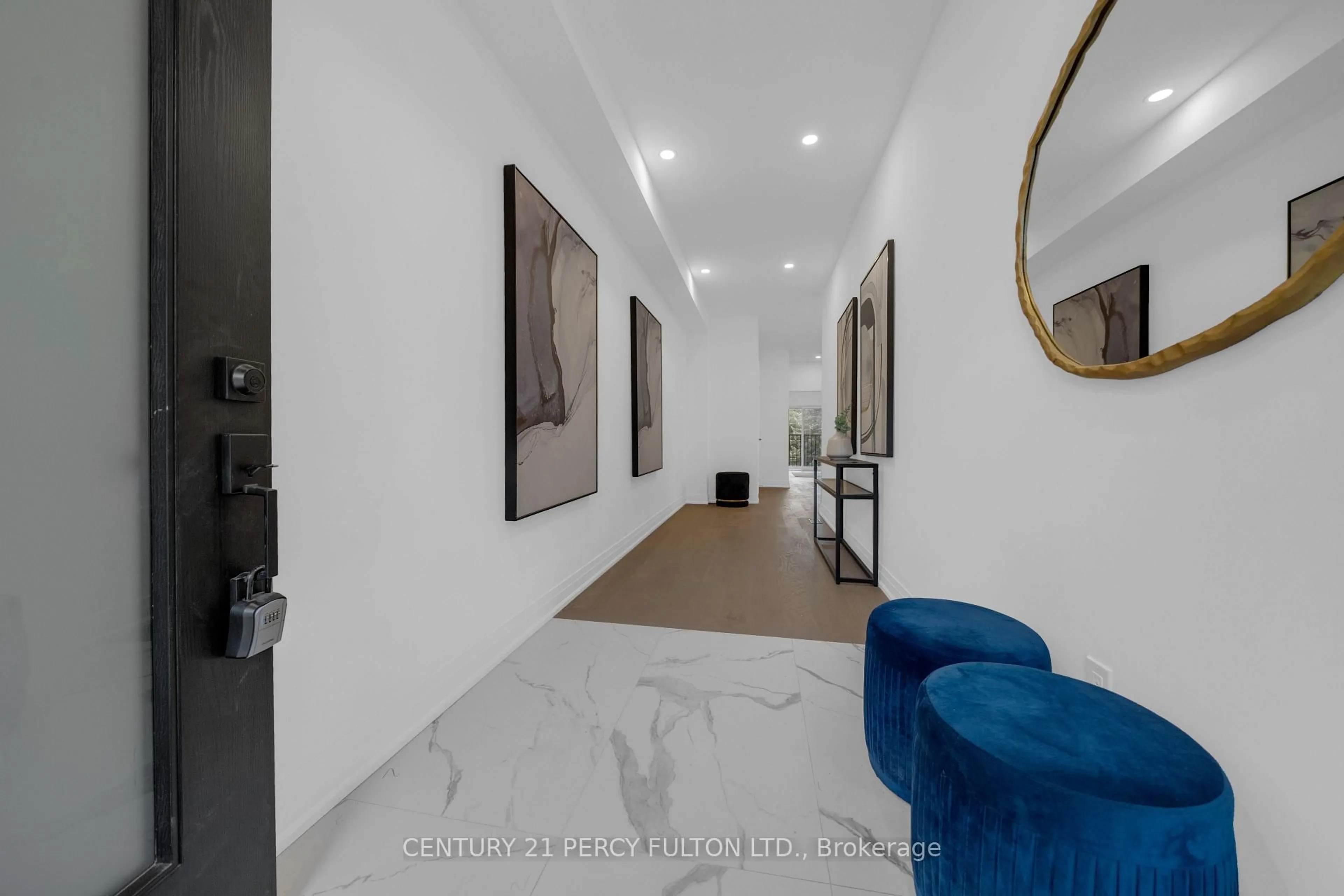 Indoor foyer for 6636 Clock Crt #8, Mississauga Ontario L5W 1N2