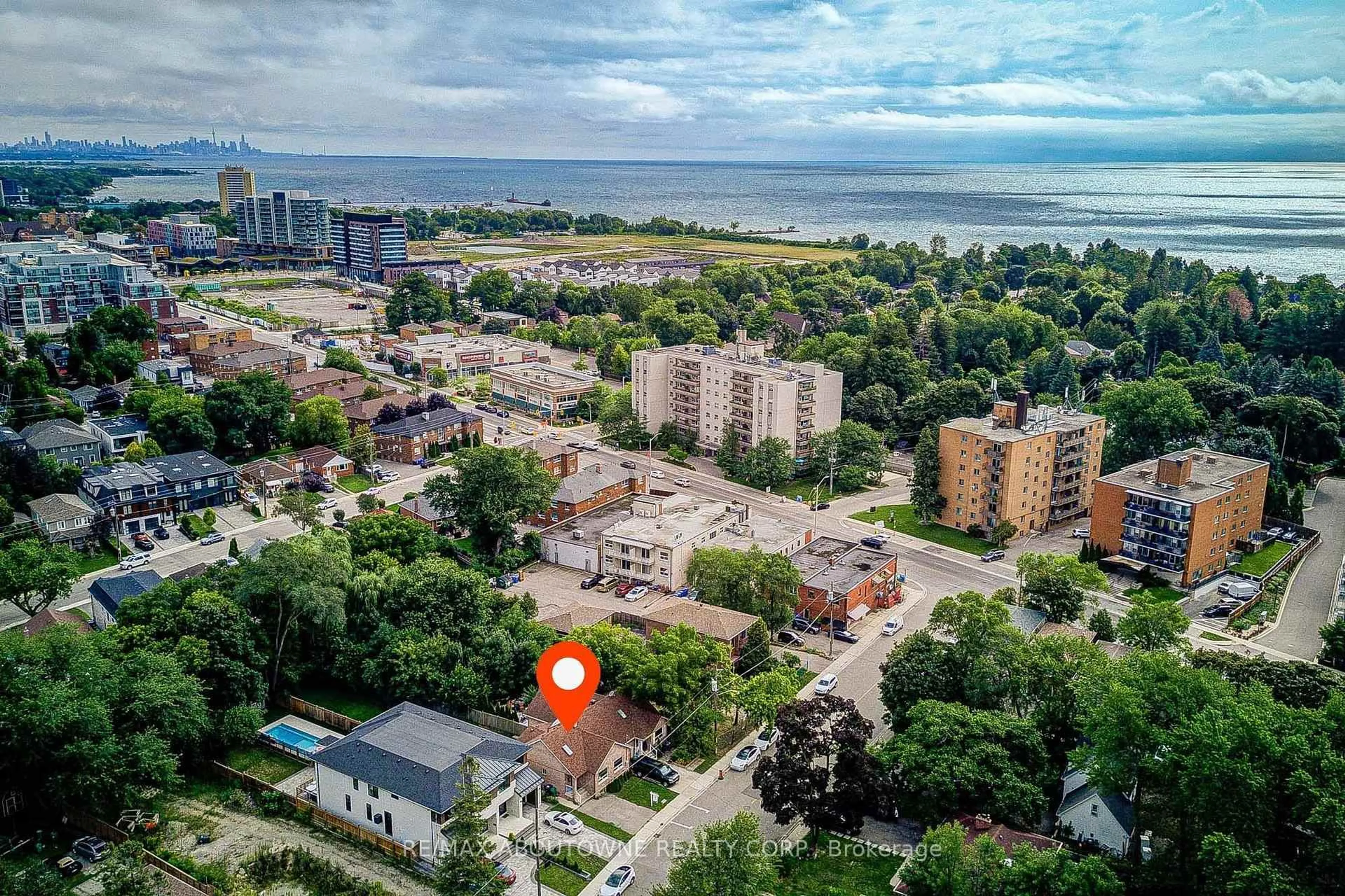 A pic from outside/outdoor area/front of a property/back of a property/a pic from drone, unknown for 13 Broadview Ave, Mississauga Ontario L5H 2S8