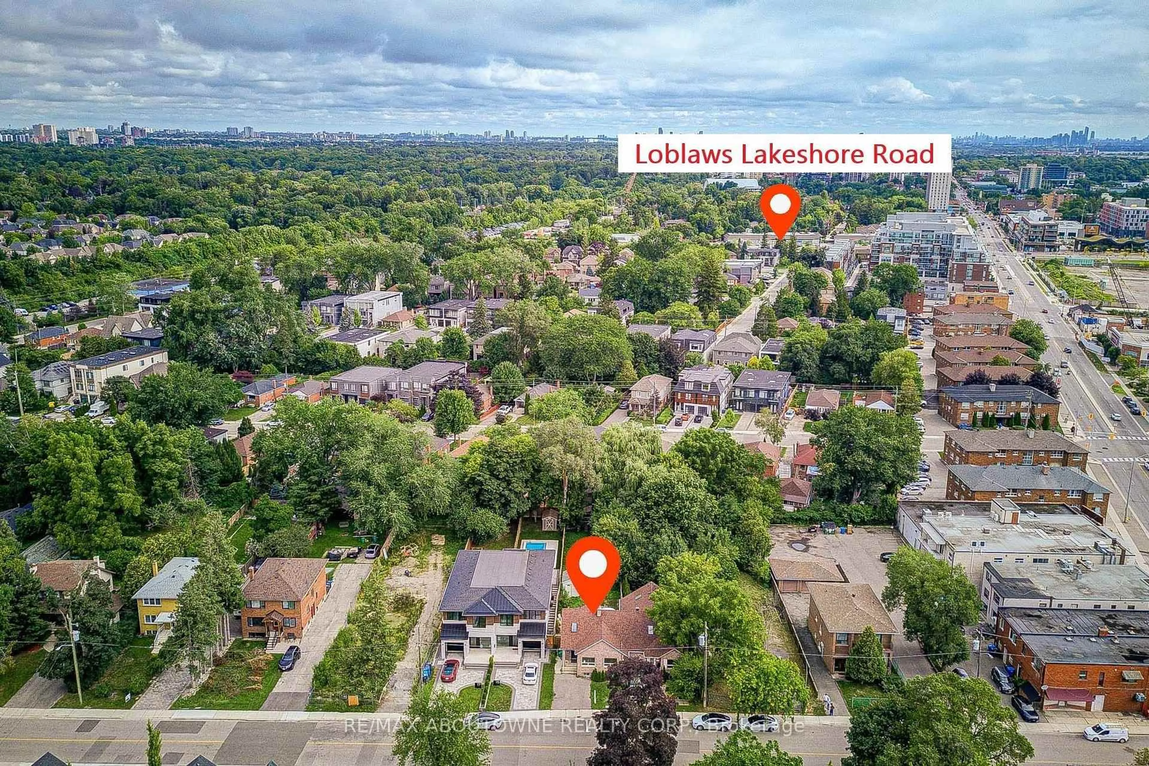A pic from outside/outdoor area/front of a property/back of a property/a pic from drone, unknown for 13 Broadview Ave, Mississauga Ontario L5H 2S8