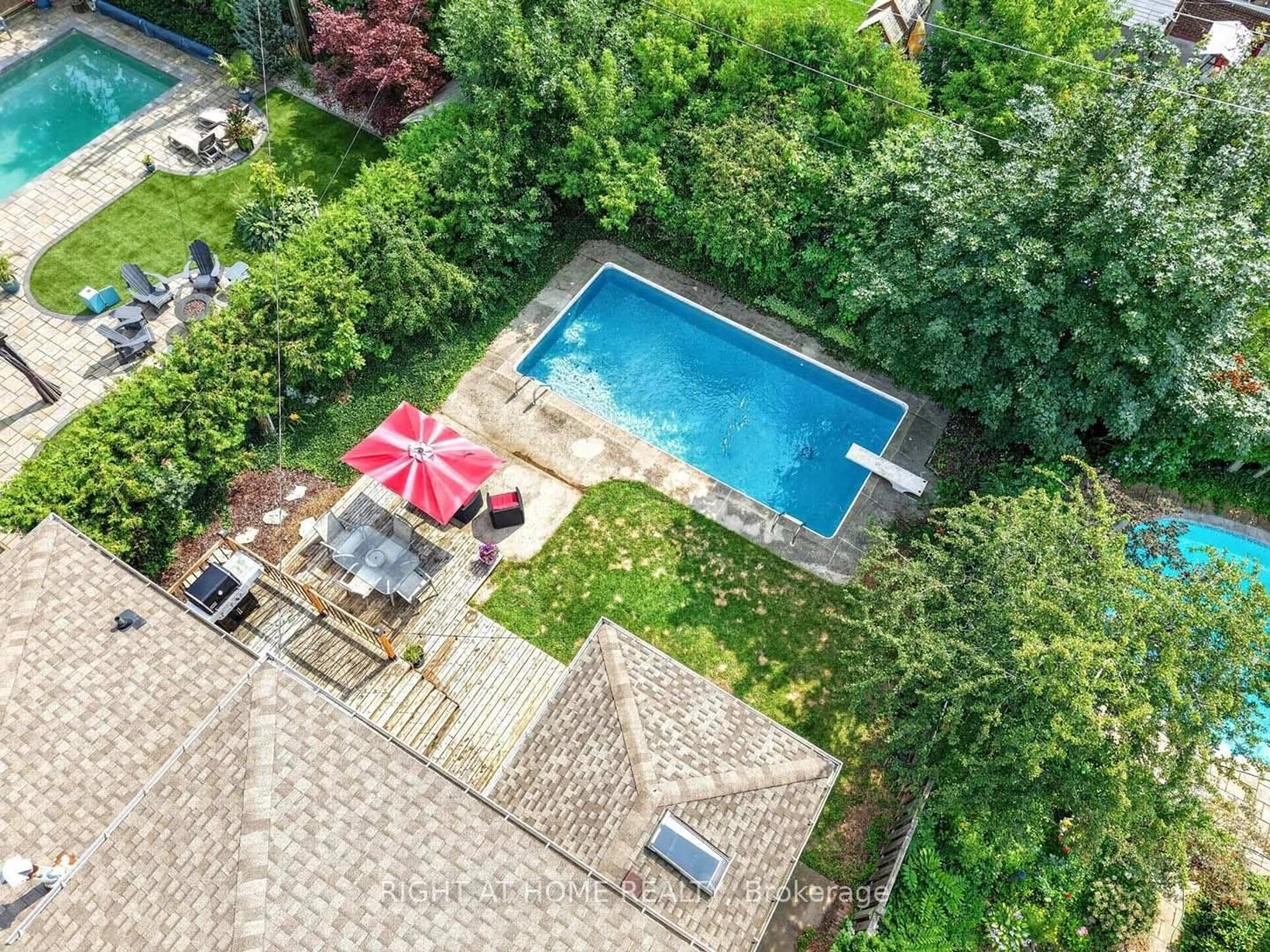 A pic from outside/outdoor area/front of a property/back of a property/a pic from drone, street for 516 Kenmarr Cres, Burlington Ontario L7L 4R7