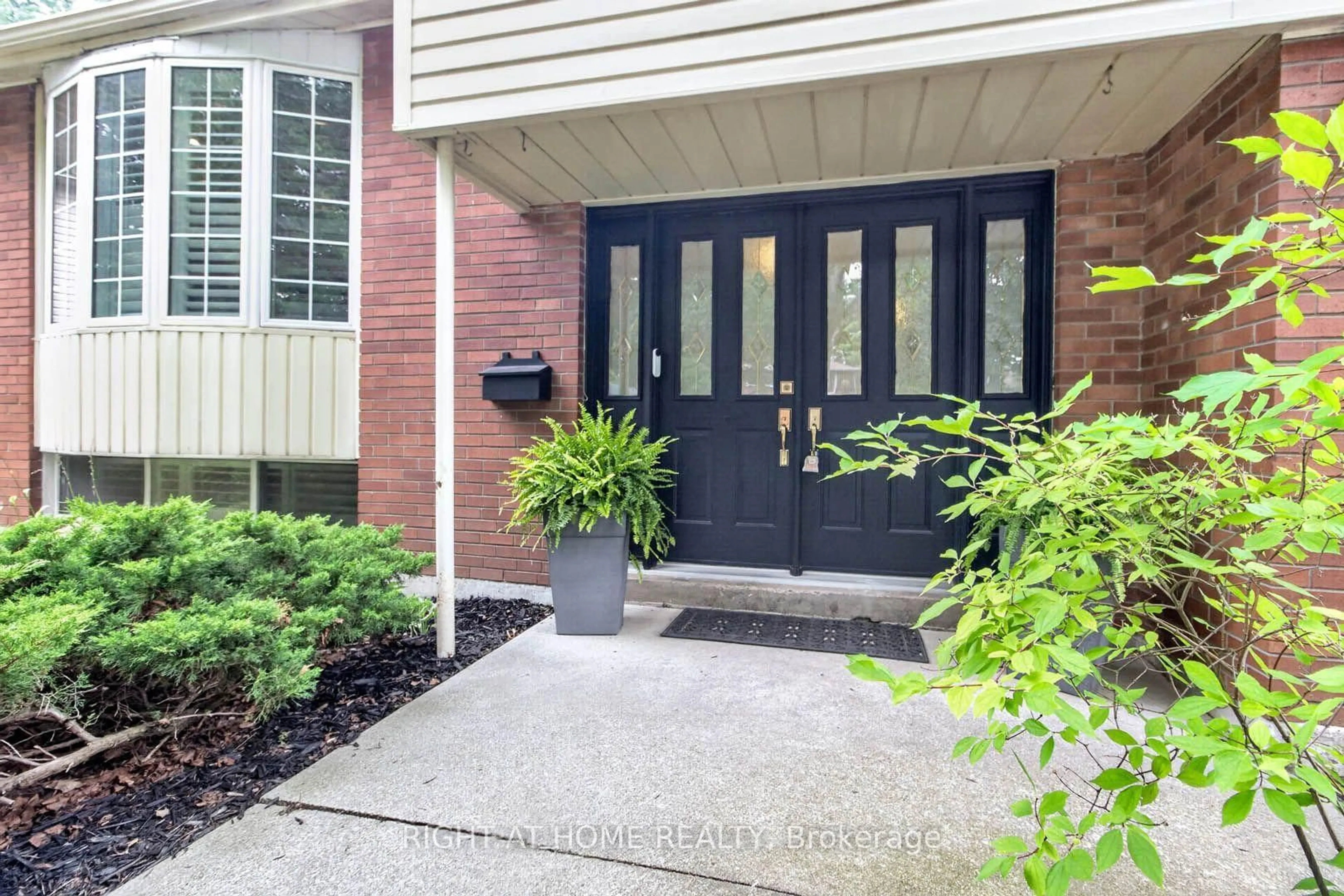 Indoor entryway for 516 Kenmarr Cres, Burlington Ontario L7L 4R7