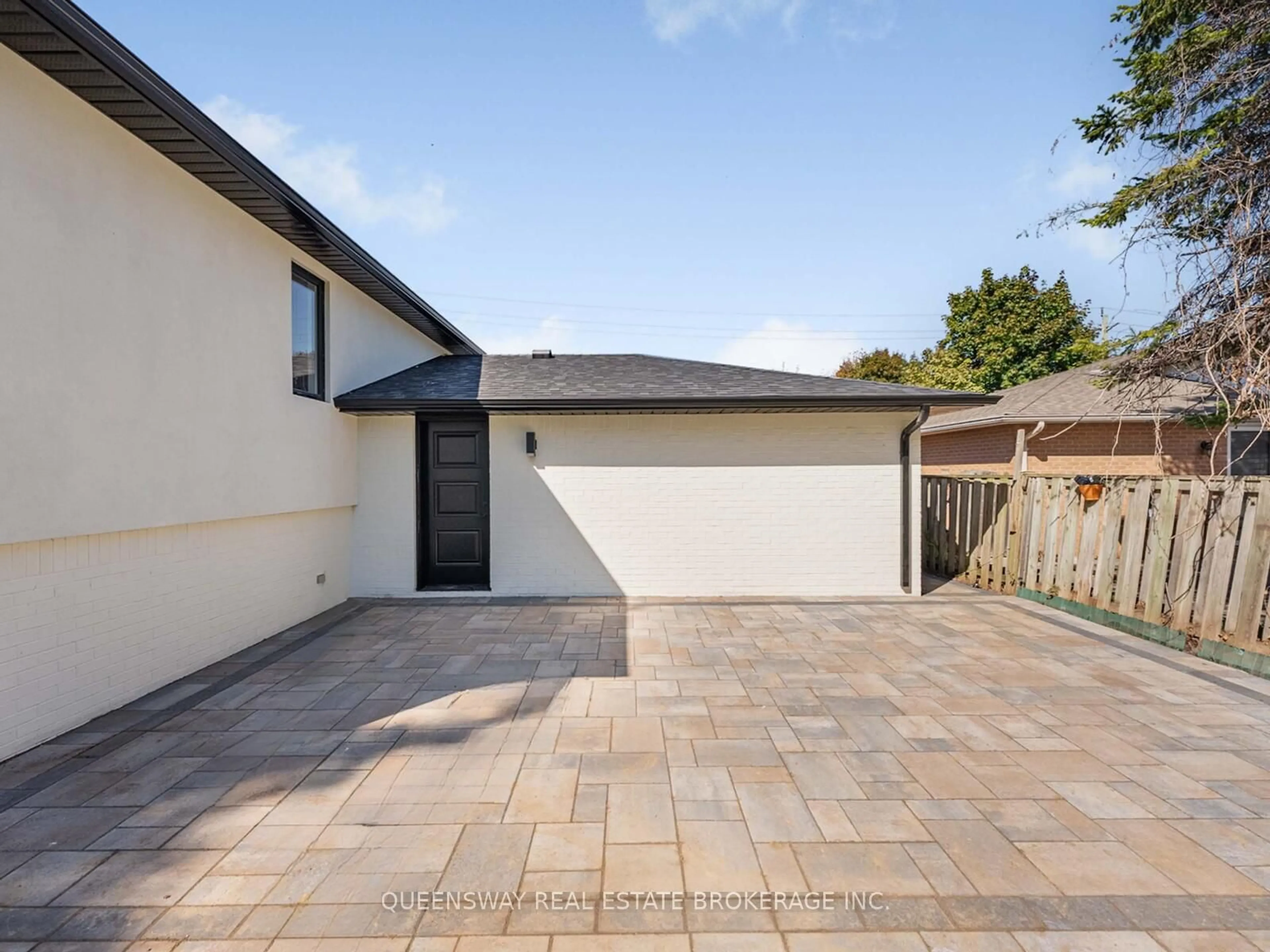 A pic from outside/outdoor area/front of a property/back of a property/a pic from drone, street for 1128 Pinegrove Rd, Oakville Ontario L6L 2W6