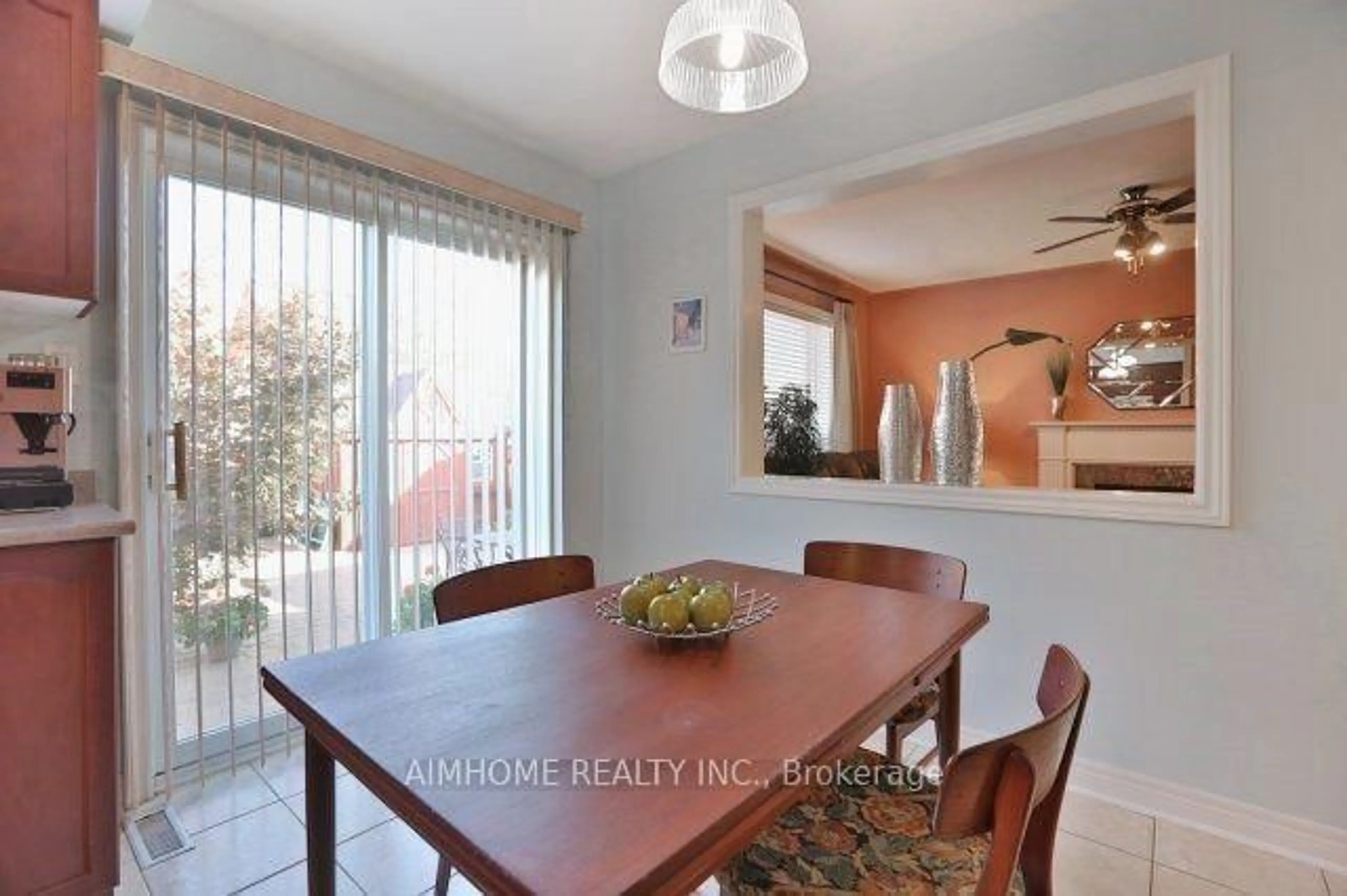 Dining room, ceramic/tile floor for 390 Grovehill Rd, Oakville Ontario L6H 6P3