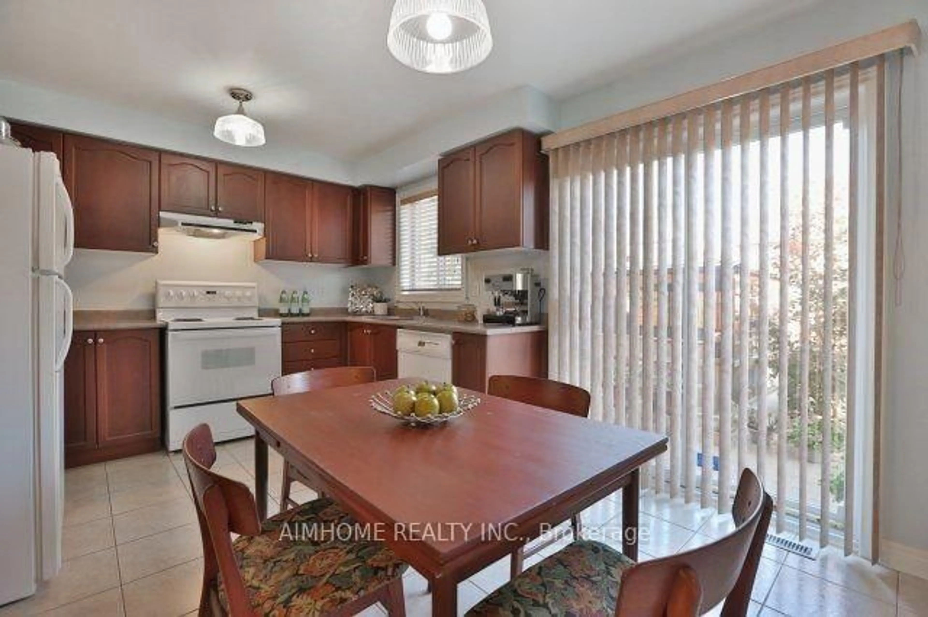 Standard kitchen, unknown for 390 Grovehill Rd, Oakville Ontario L6H 6P3