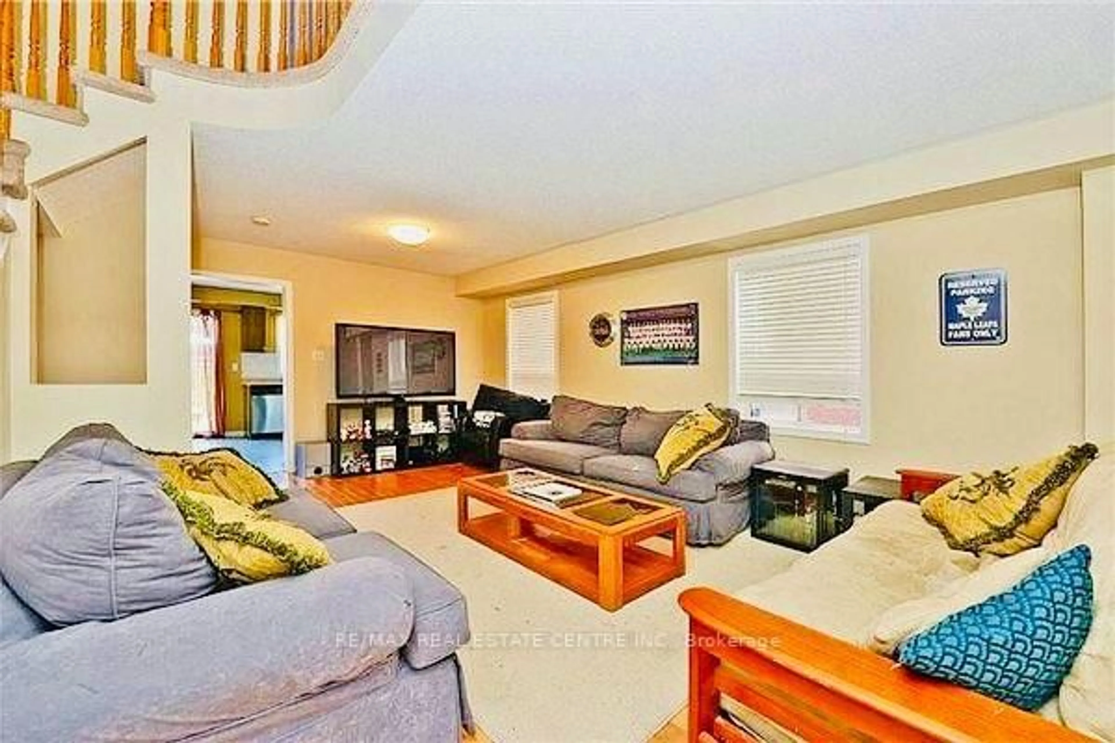 Living room with furniture, unknown for 5673 Flora Dr, Burlington Ontario L7L 6X4