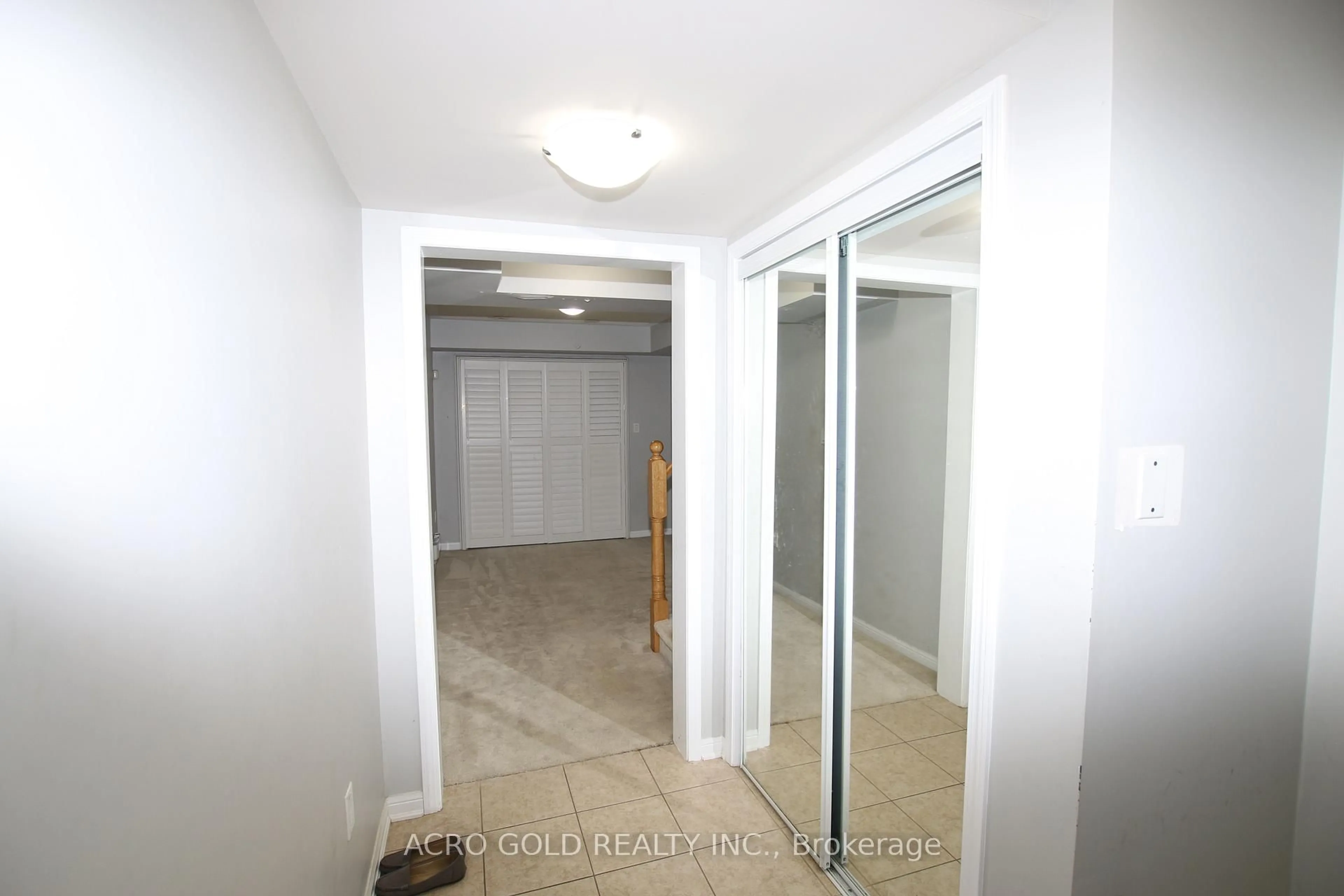 Indoor foyer for 32 Mercedes Rd, Brampton Ontario L7A 0Z2