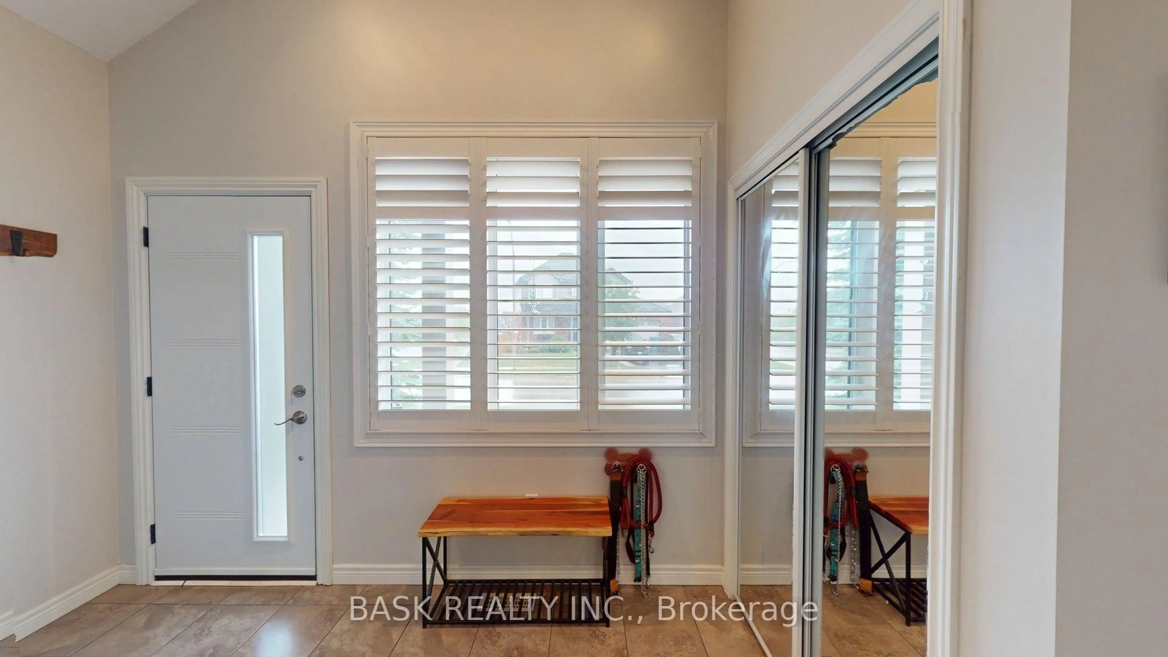 Indoor entryway for 1 St. Paul's Pl, Orangeville Ontario L9W 0A5