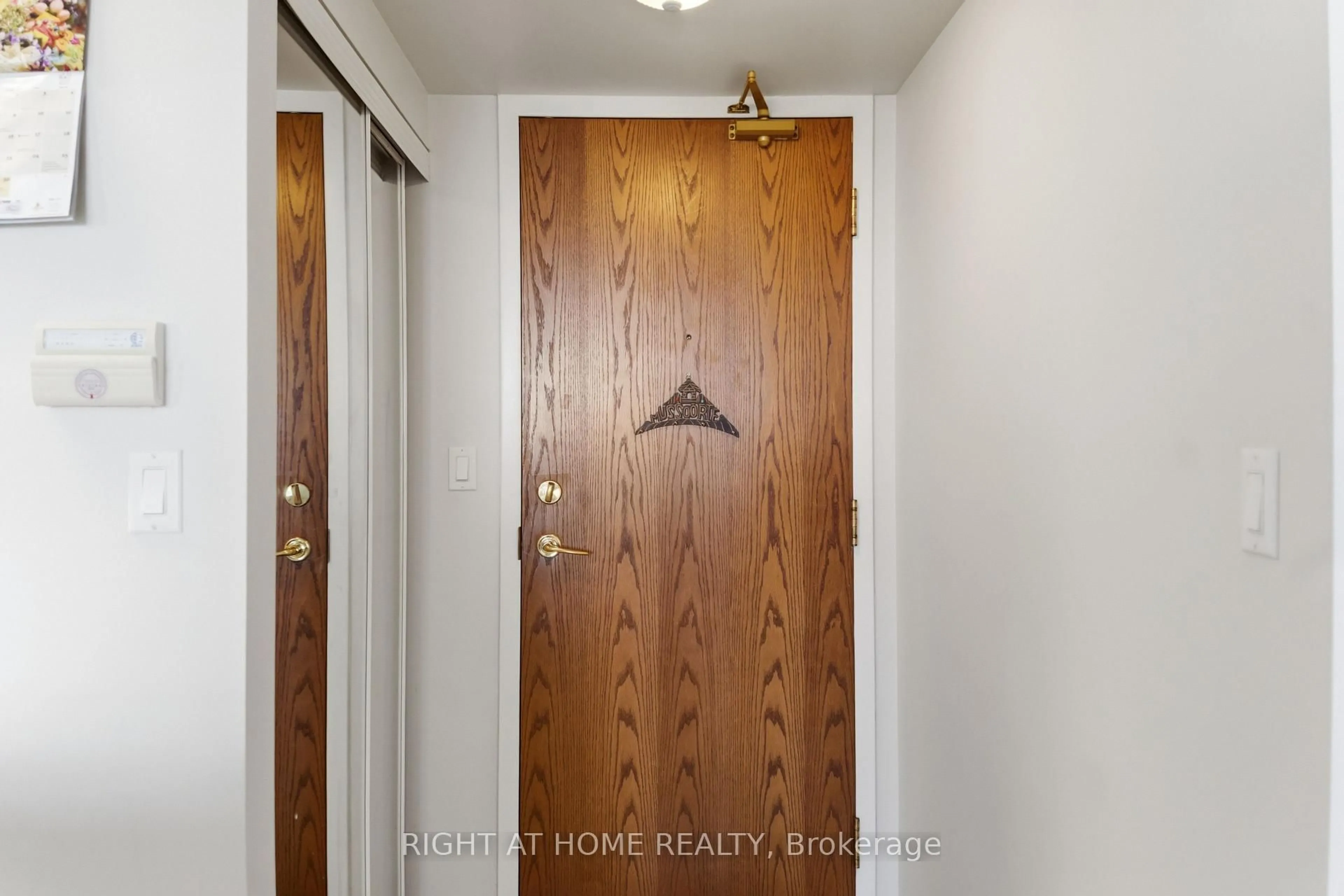 Indoor entryway for 4879 KIMBERMOUNT Ave #607, Mississauga Ontario L5B 0H8