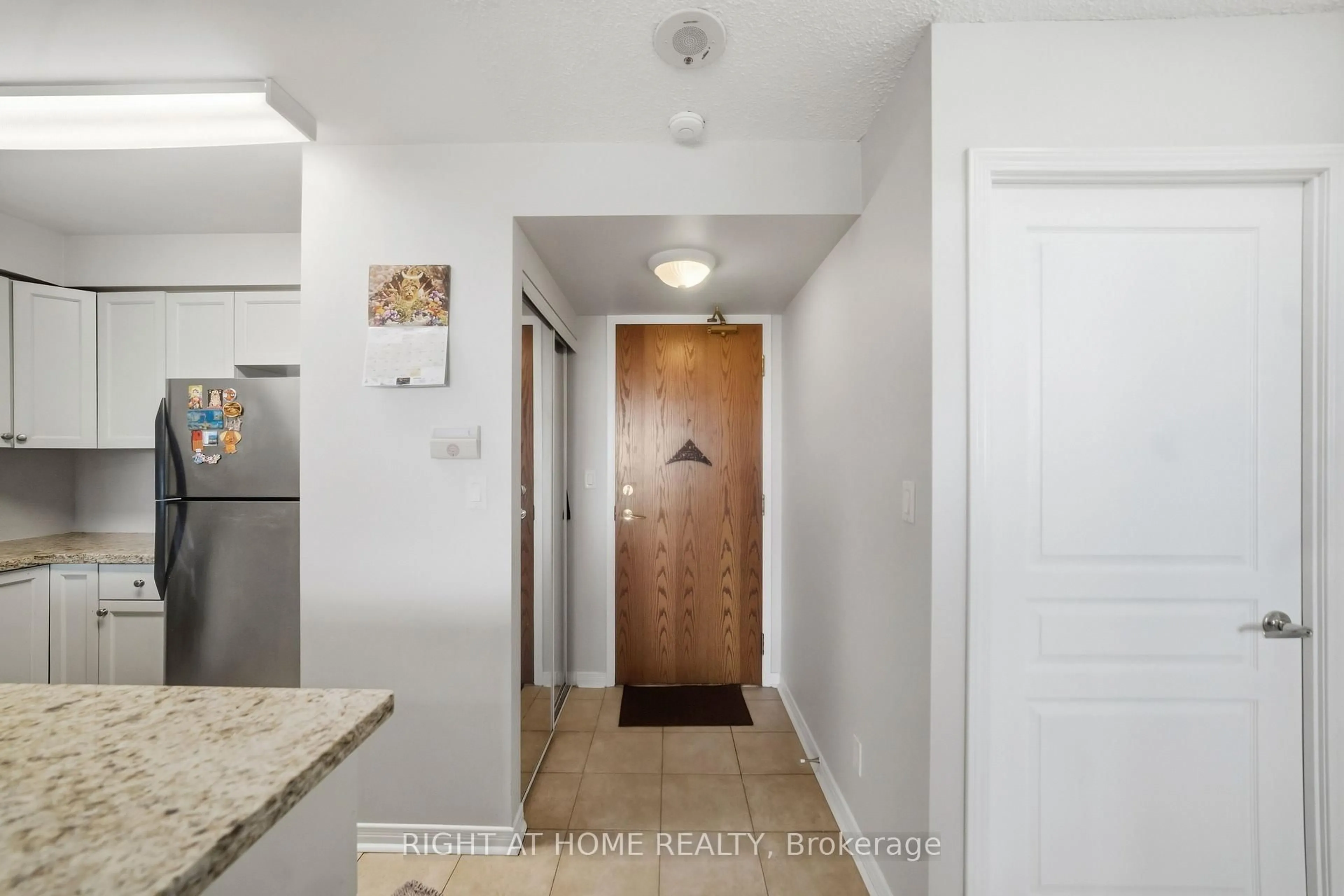Indoor entryway for 4879 KIMBERMOUNT Ave #607, Mississauga Ontario L5B 0H8