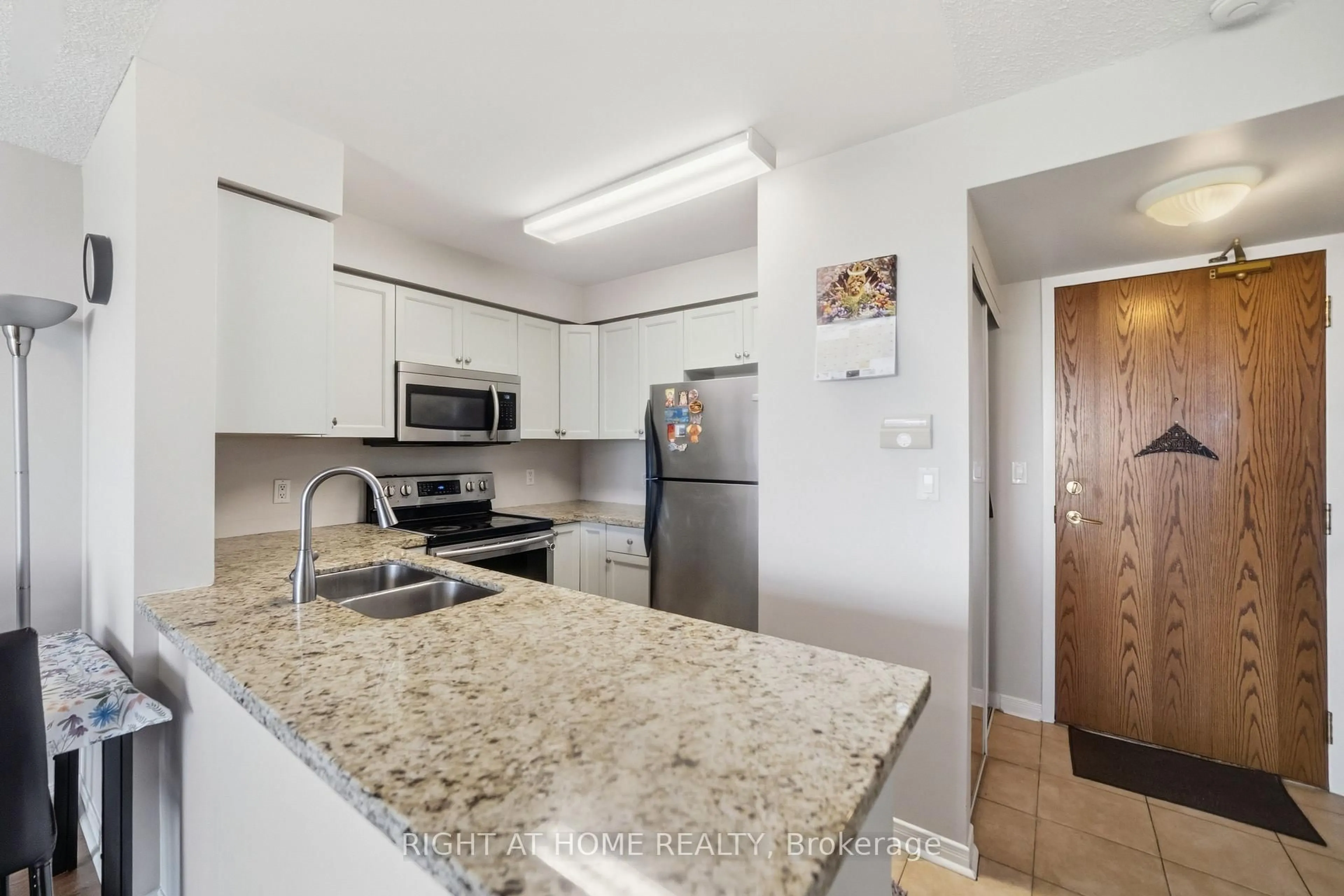 Standard kitchen, unknown for 4879 KIMBERMOUNT Ave #607, Mississauga Ontario L5B 0H8