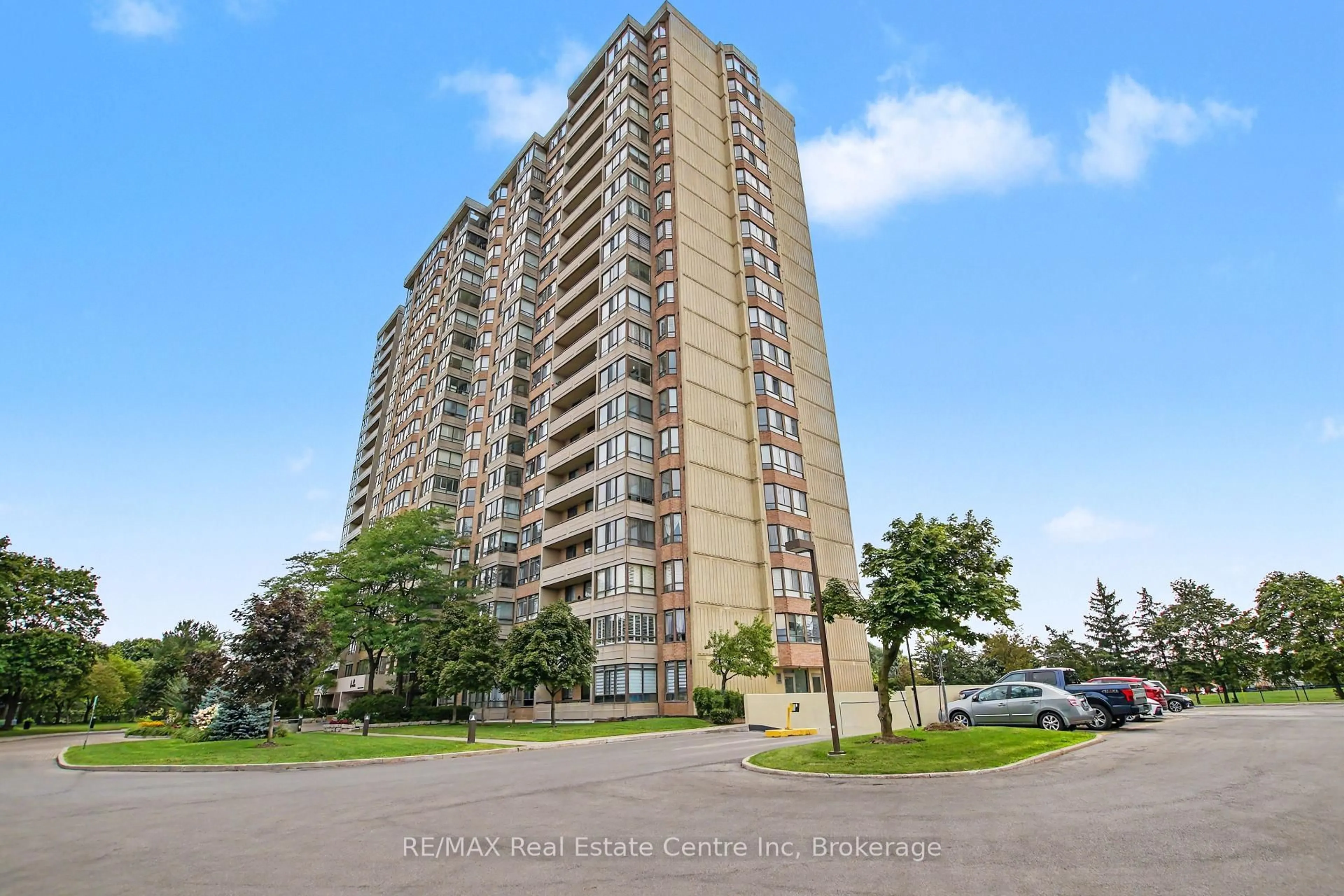A pic from outside/outdoor area/front of a property/back of a property/a pic from drone, building for 100 County Court Blvd #1604, Brampton Ontario L6W 3X1