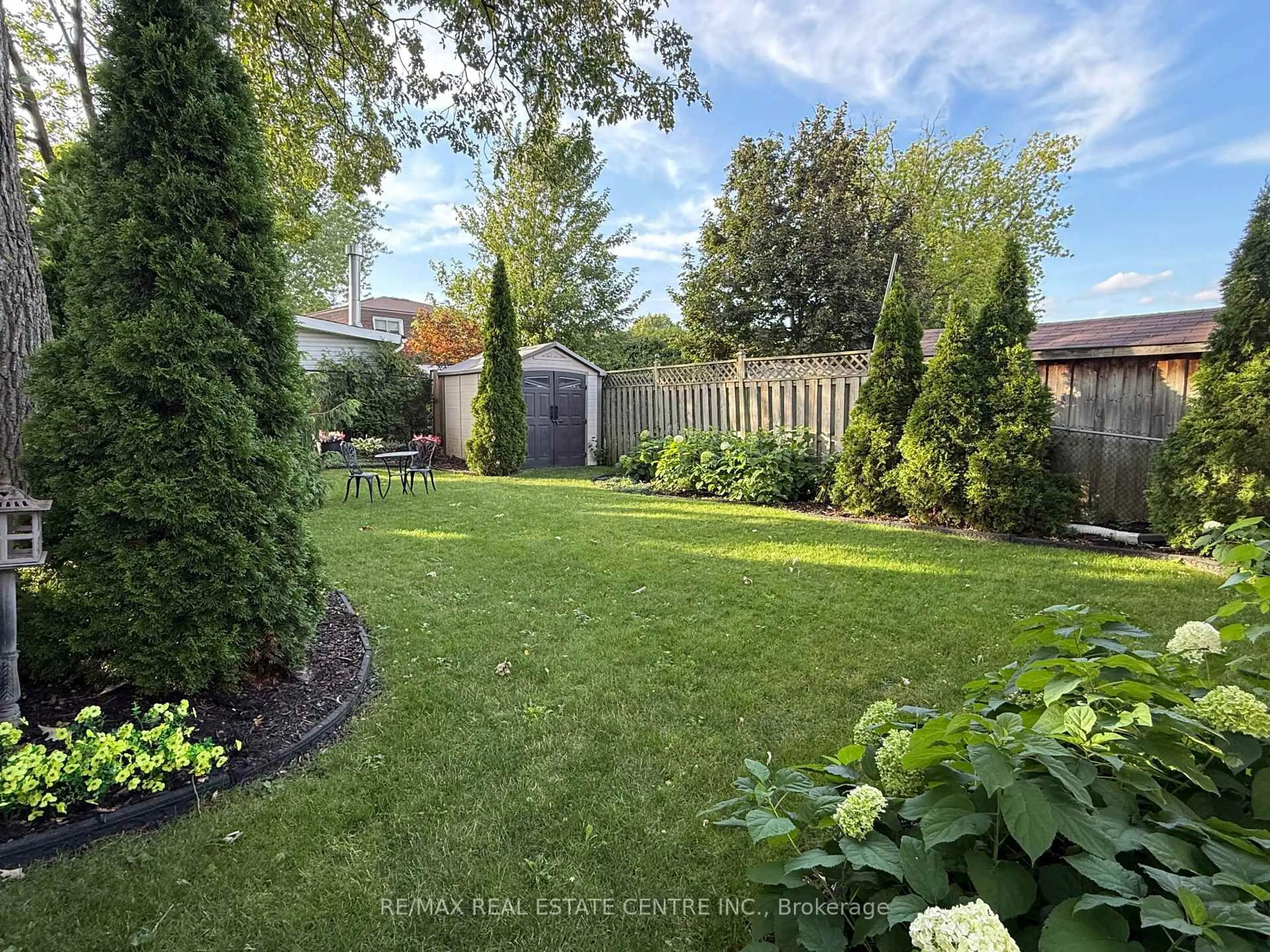 A pic from outside/outdoor area/front of a property/back of a property/a pic from drone, street for 2311 Council Ring Rd, Mississauga Ontario L5L 1B9