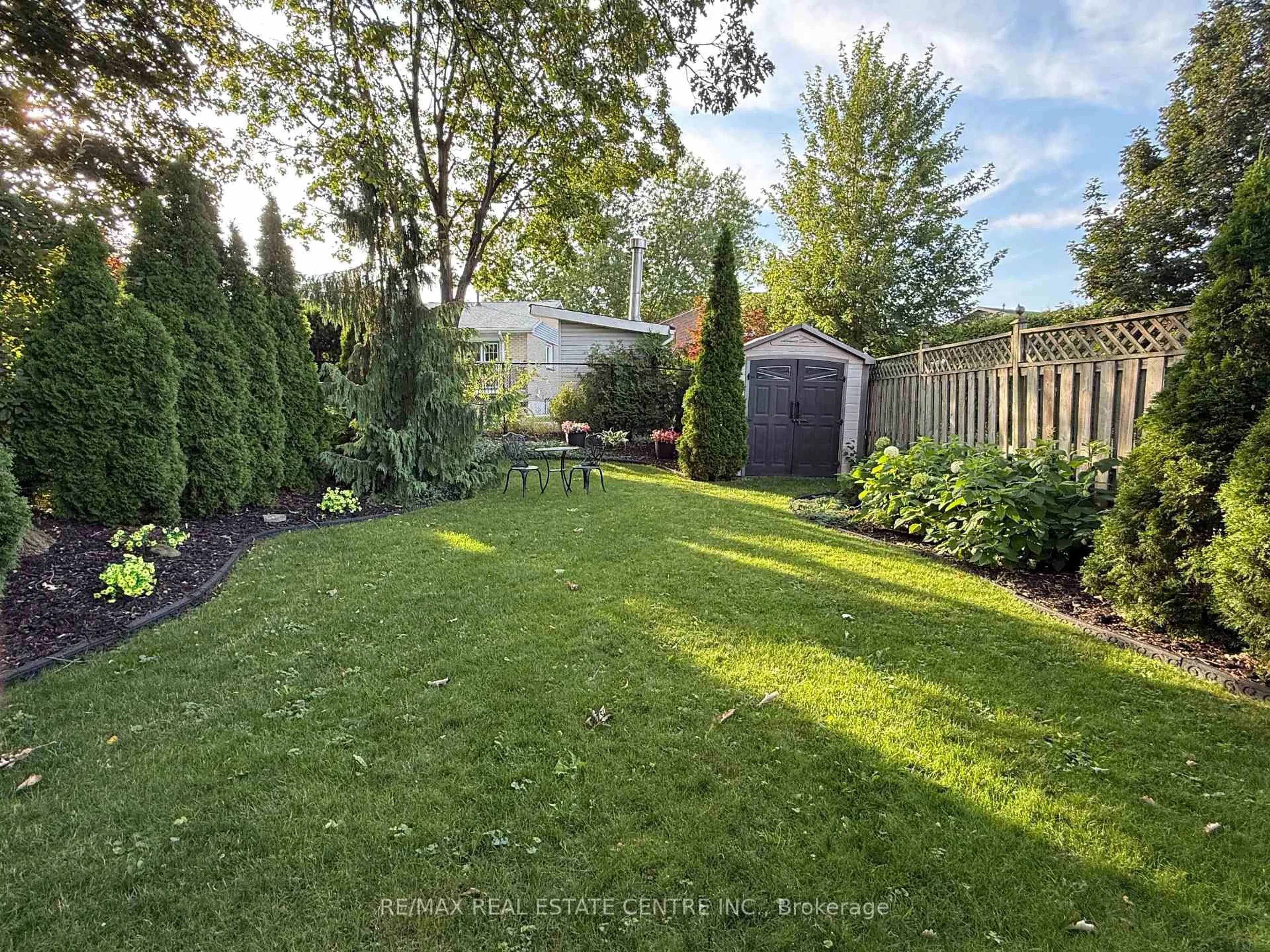 A pic from outside/outdoor area/front of a property/back of a property/a pic from drone, unknown for 2311 Council Ring Rd, Mississauga Ontario L5L 1B9