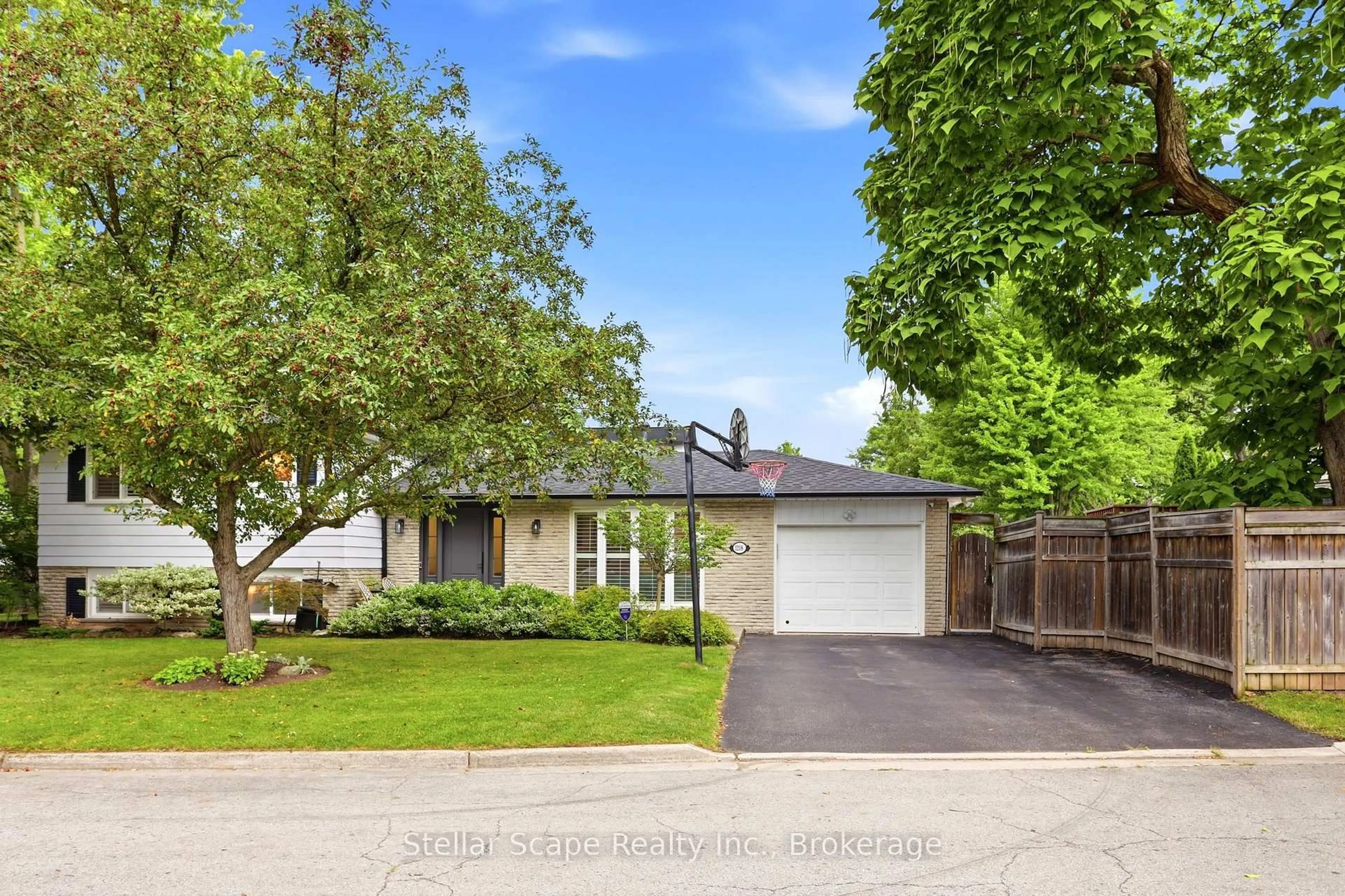 A pic from outside/outdoor area/front of a property/back of a property/a pic from drone, street for 1218 Oxlow Dr, Oakville Ontario L6H 1S2