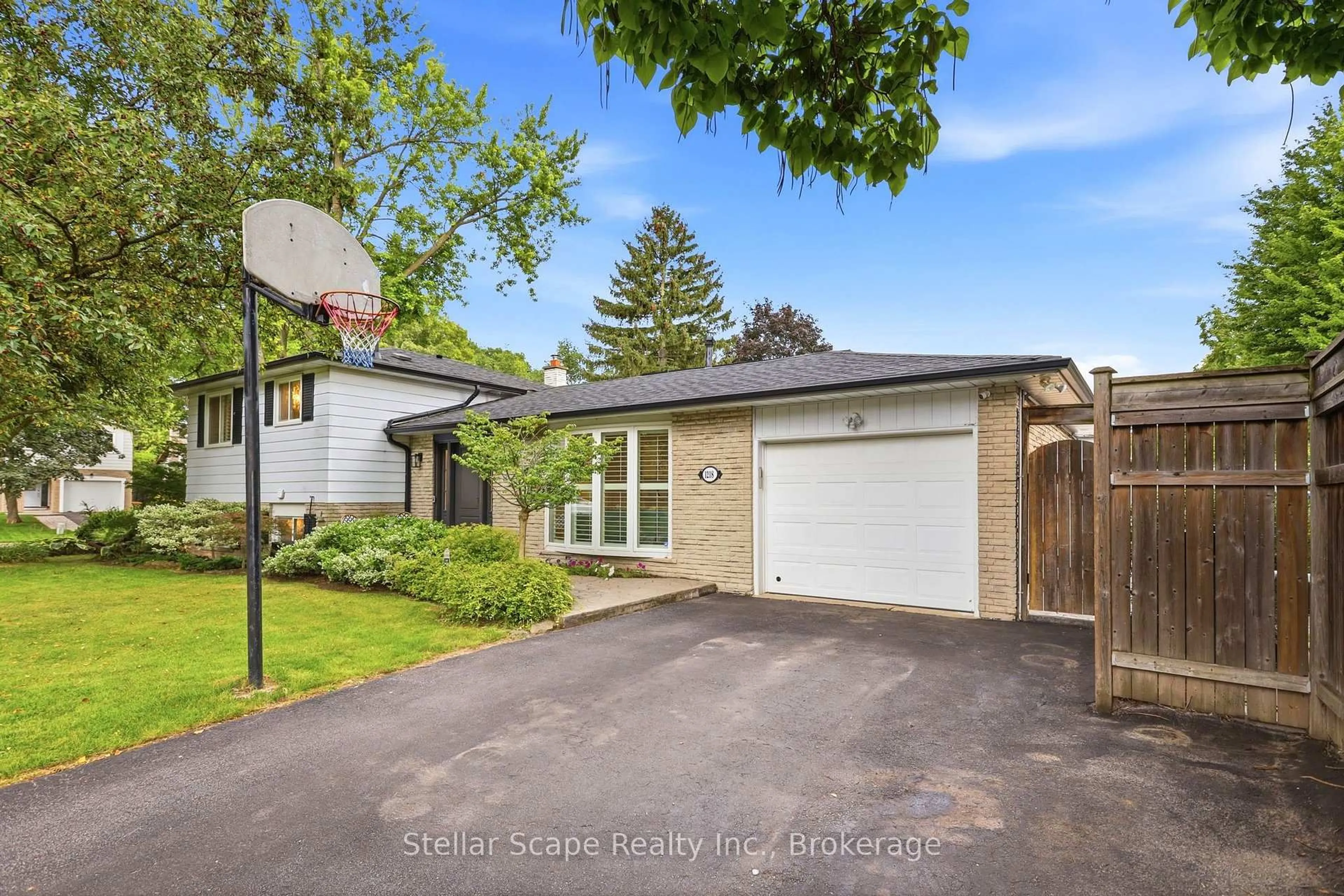 A pic from outside/outdoor area/front of a property/back of a property/a pic from drone, street for 1218 Oxlow Dr, Oakville Ontario L6H 1S2