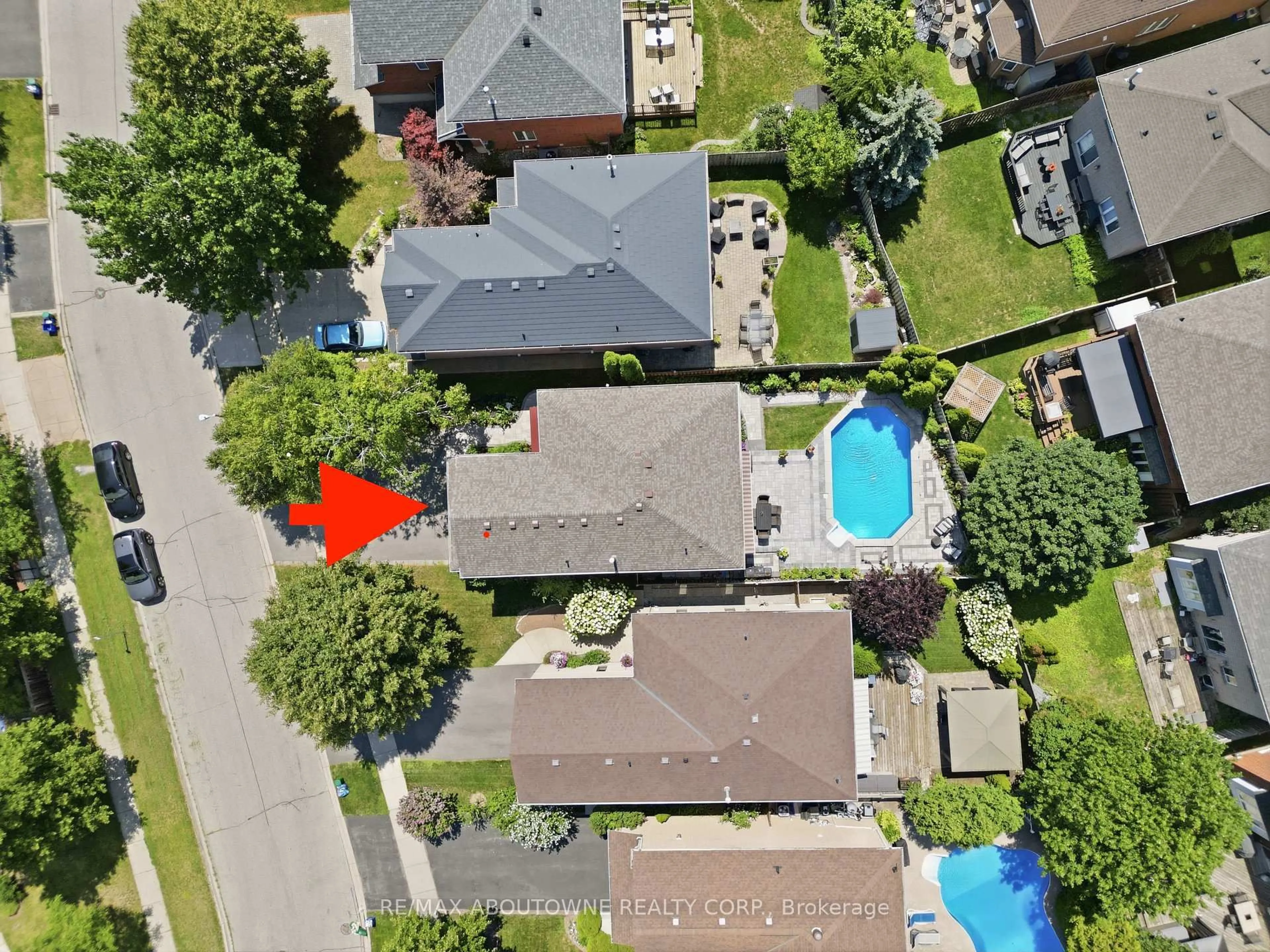 A pic from outside/outdoor area/front of a property/back of a property/a pic from drone, street for 2216 NORFOLK Dr, Oakville Ontario L6H 6H4