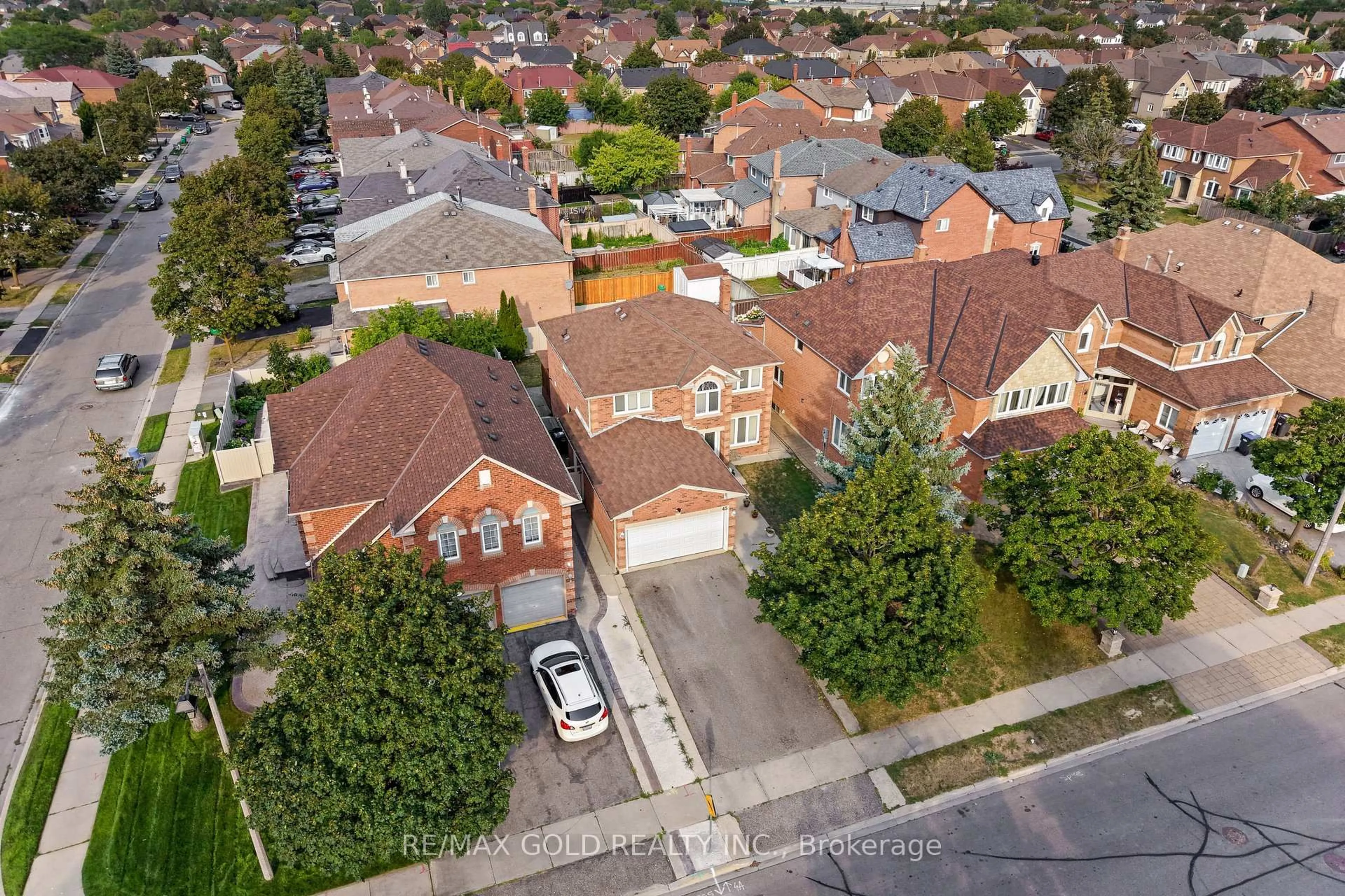 A pic from outside/outdoor area/front of a property/back of a property/a pic from drone, street for 45 Eagleridge Dr, Brampton Ontario L6R 1G1