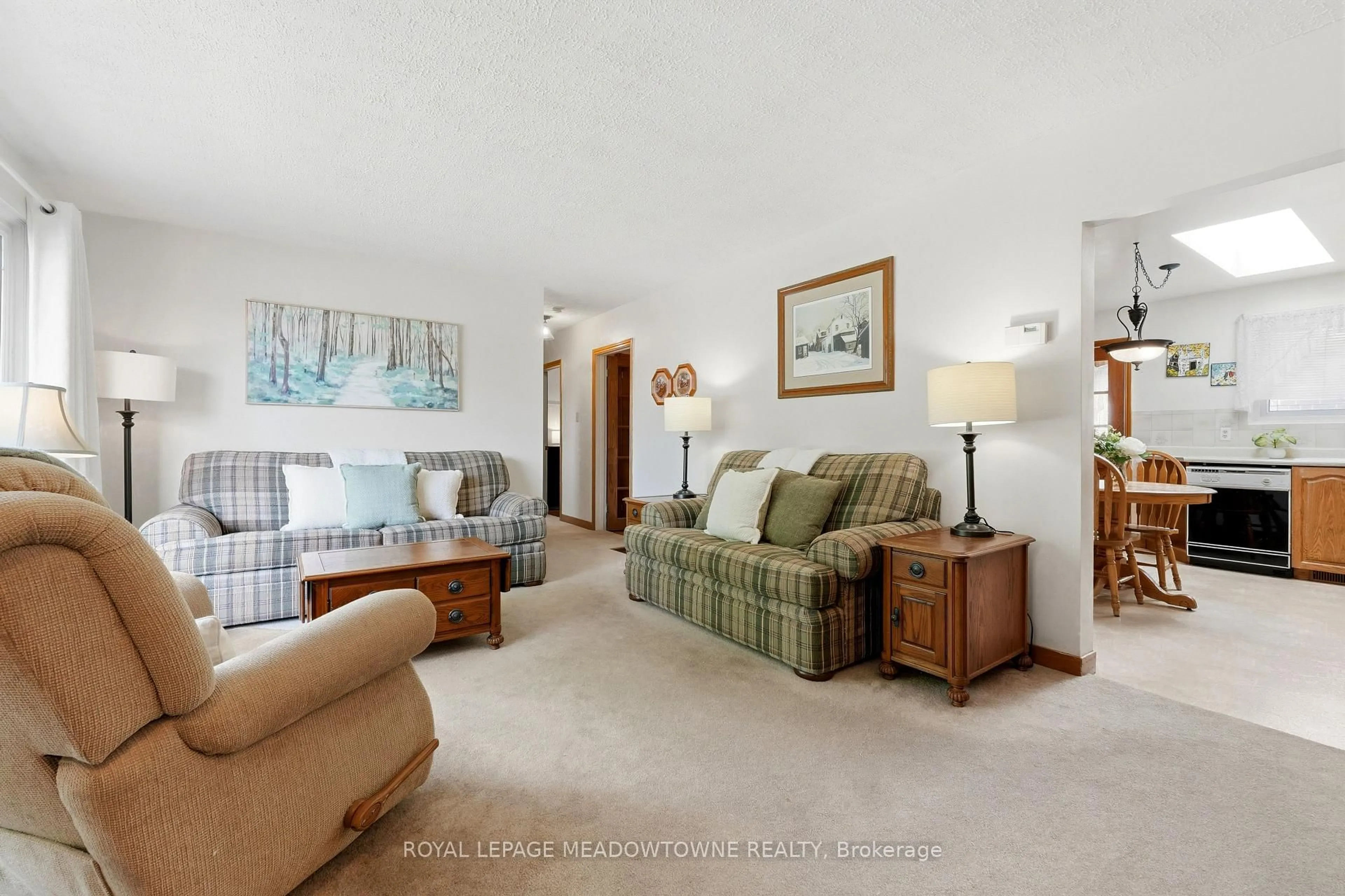 Living room with furniture, carpet floor for 177 Delrex Blvd, Halton Hills Ontario L7G 4E4