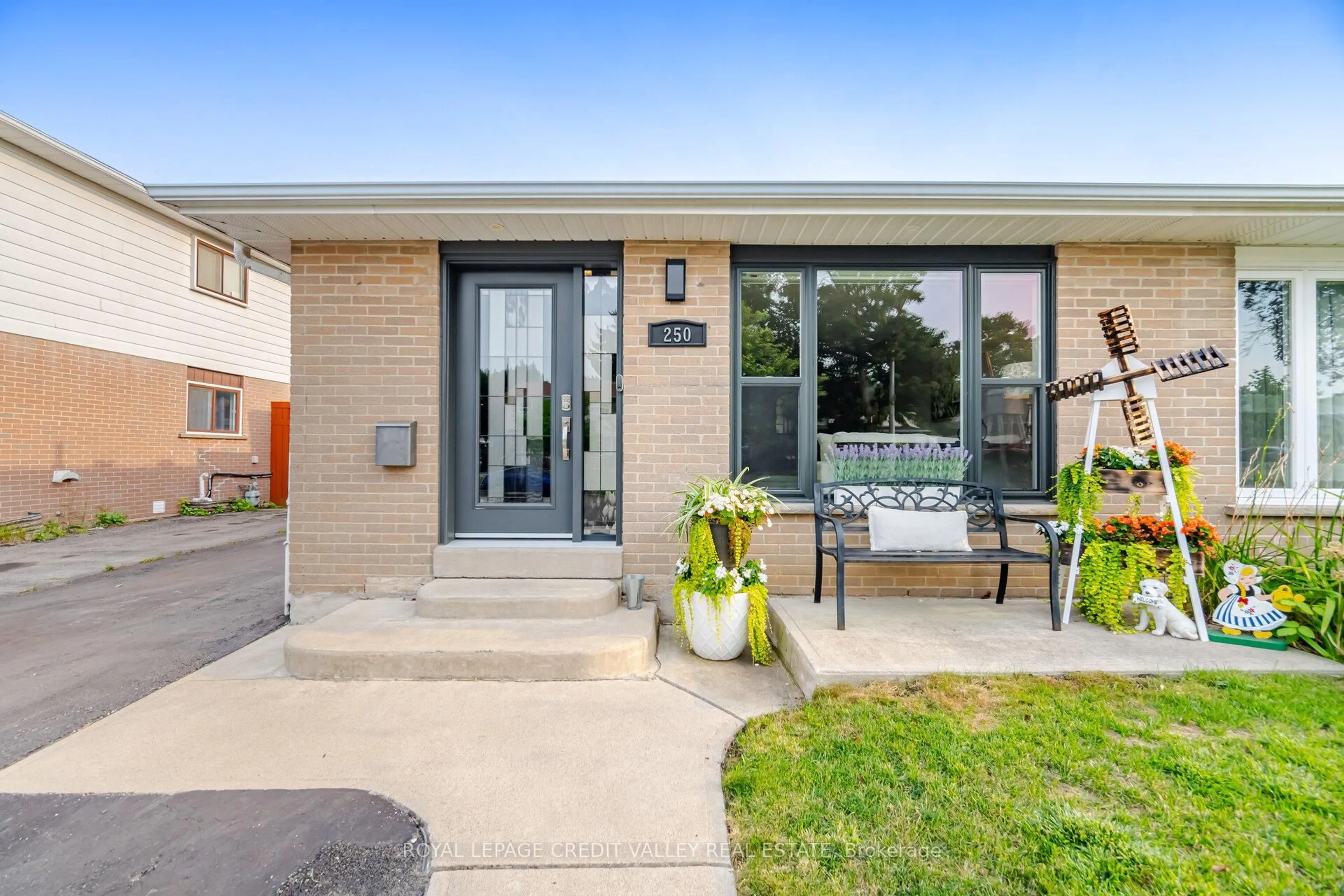 Patio, street for 250 Archdekin Dr, Brampton Ontario L6V 1Z2