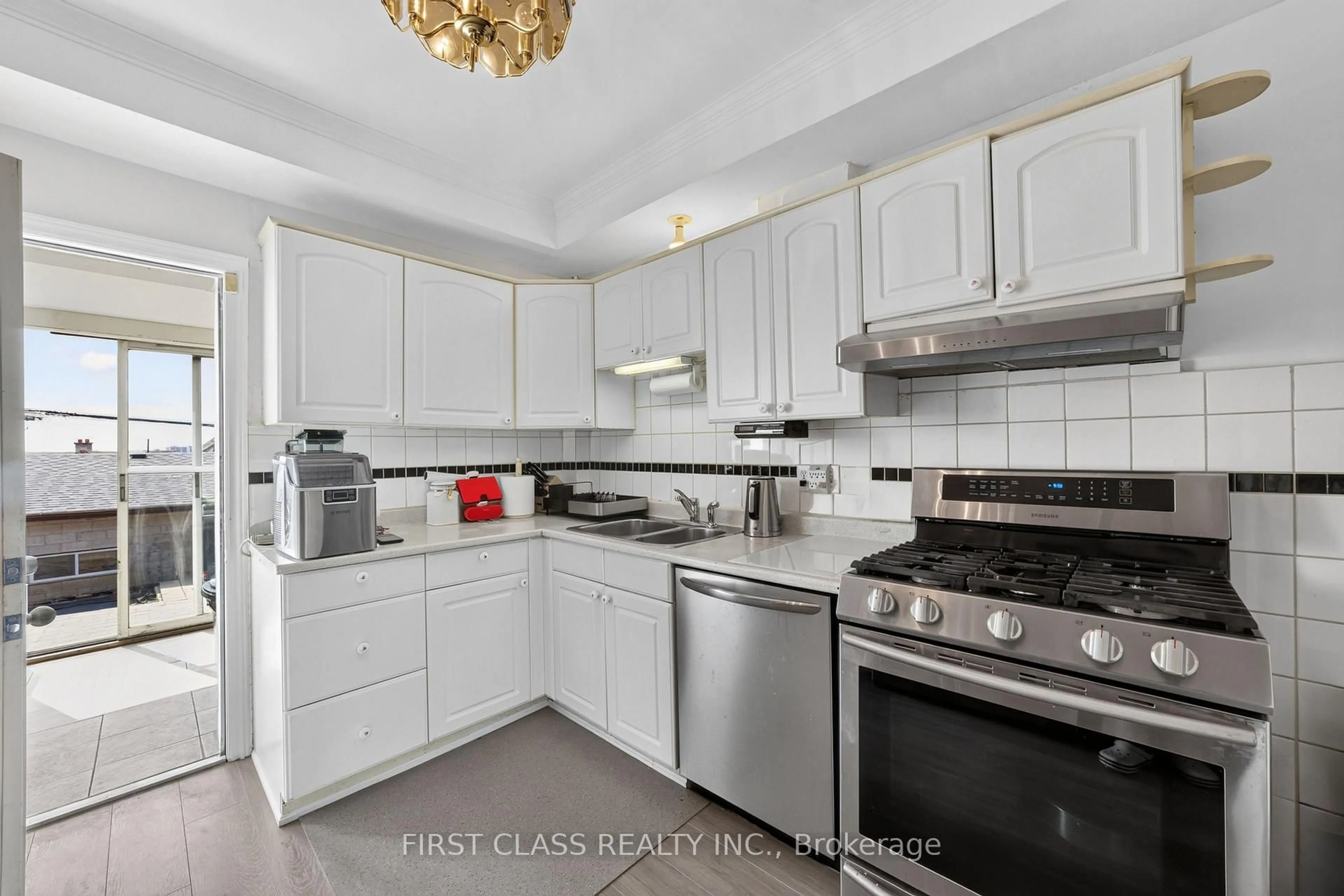 Standard kitchen, ceramic/tile floor for 150 Caledonia Rd, Toronto Ontario M6E 4S7