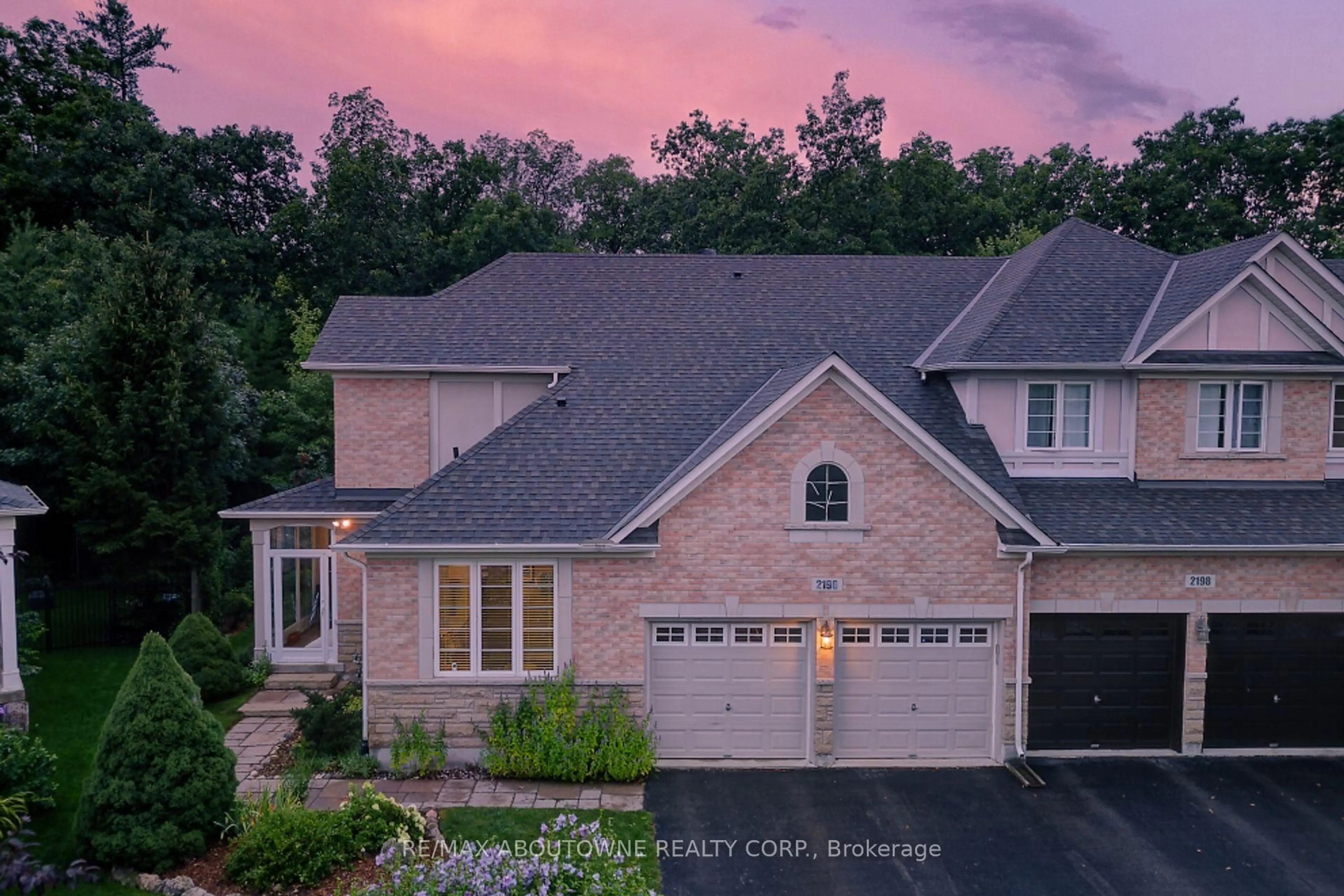 A pic from outside/outdoor area/front of a property/back of a property/a pic from drone, street for 2196 Emily Circ, Oakville Ontario L6M 0E5