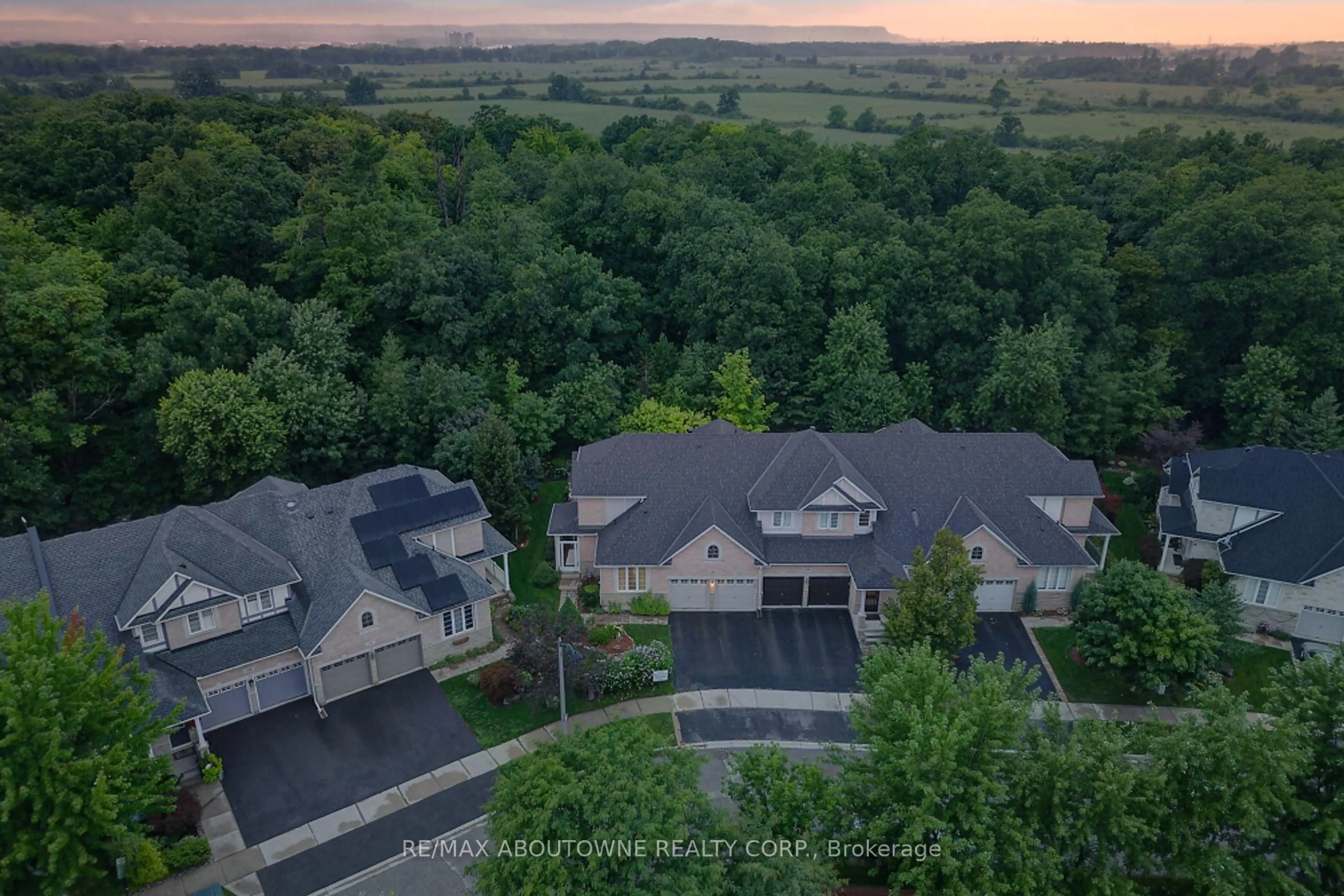 A pic from outside/outdoor area/front of a property/back of a property/a pic from drone, mountain view for 2196 Emily Circ, Oakville Ontario L6M 0E5