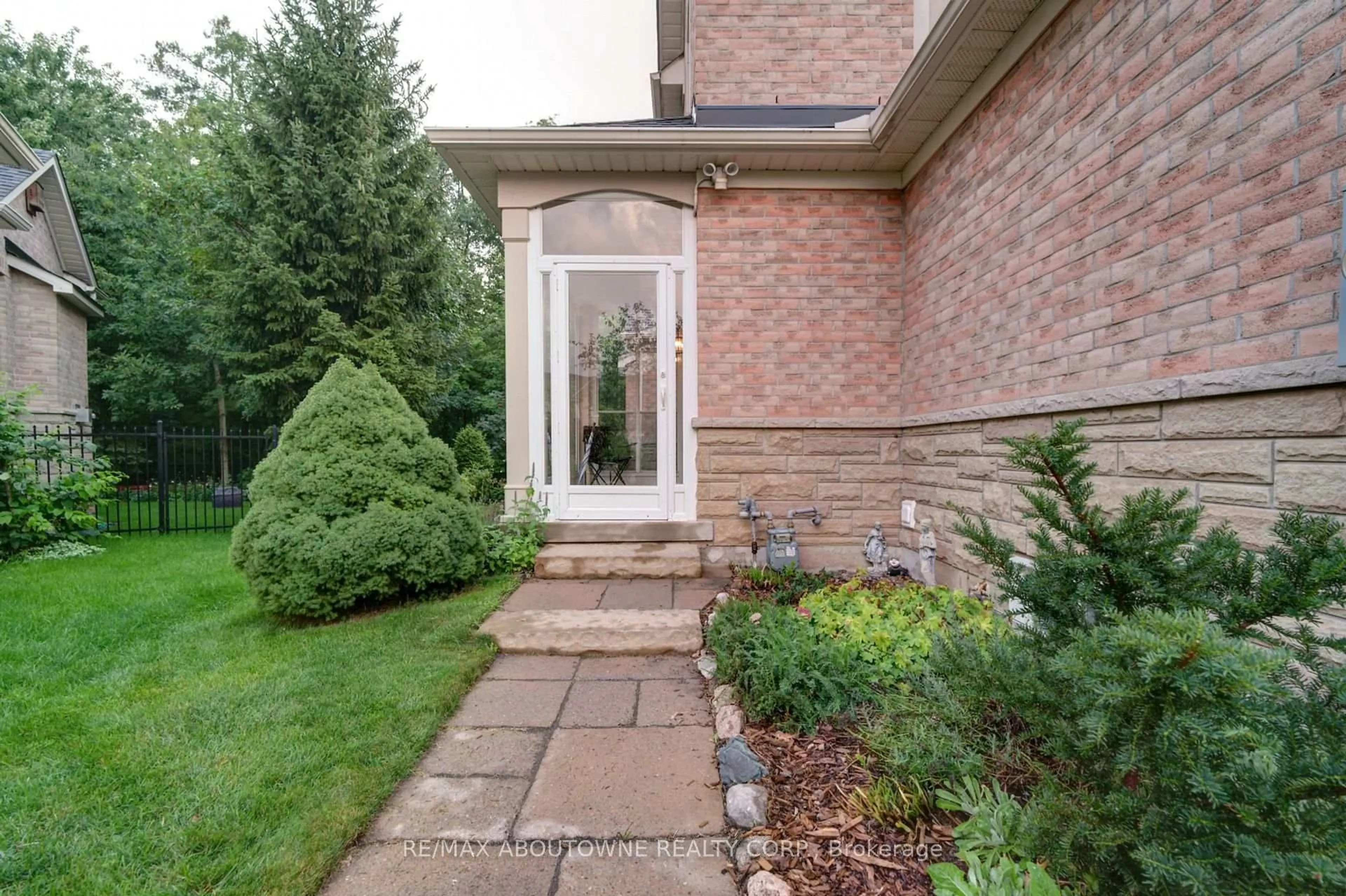 Unknown for 2196 Emily Circ, Oakville Ontario L6M 0E5