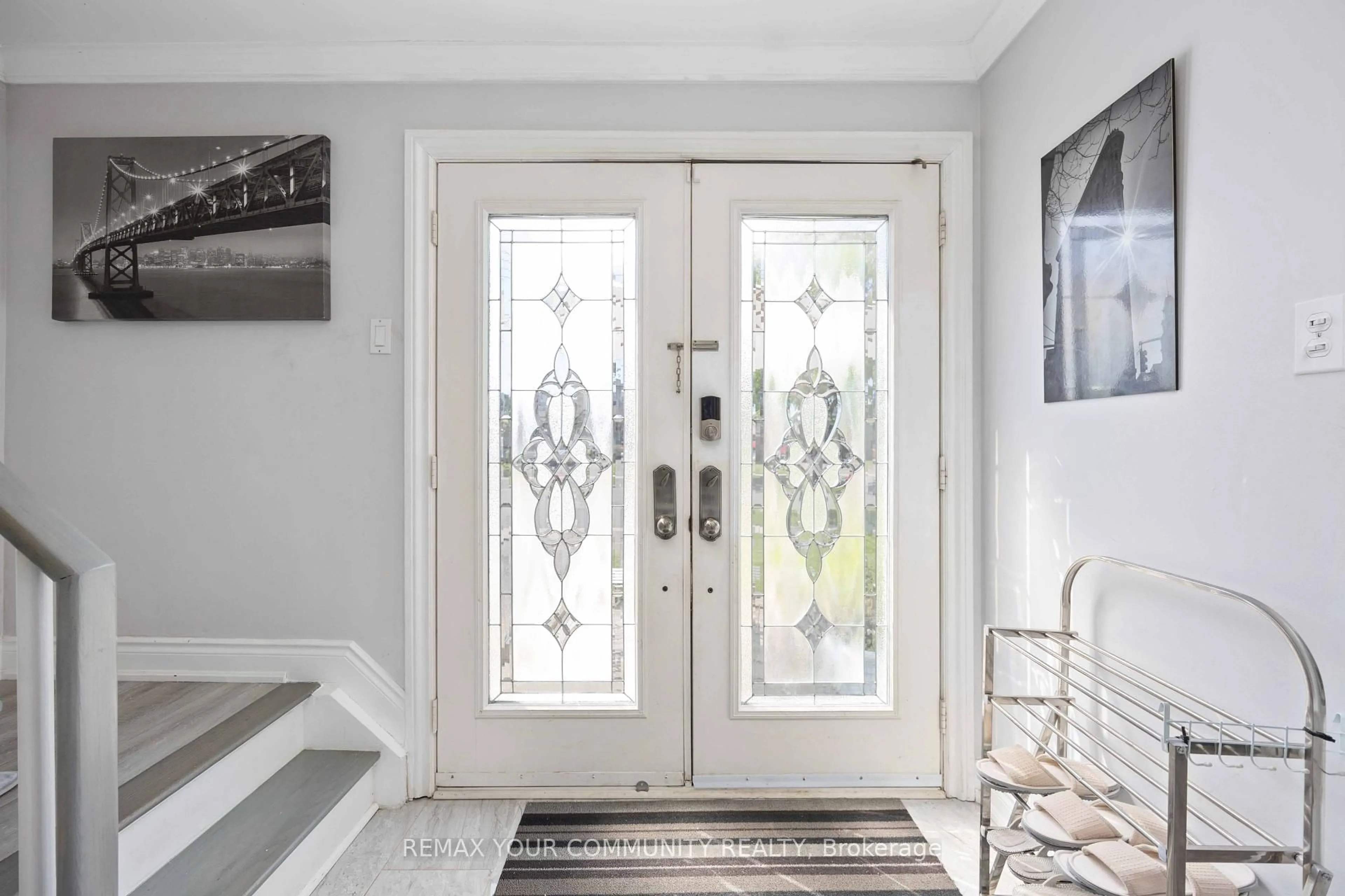 Indoor entryway for 62 Secroft Cres, Toronto Ontario M3N 1R6